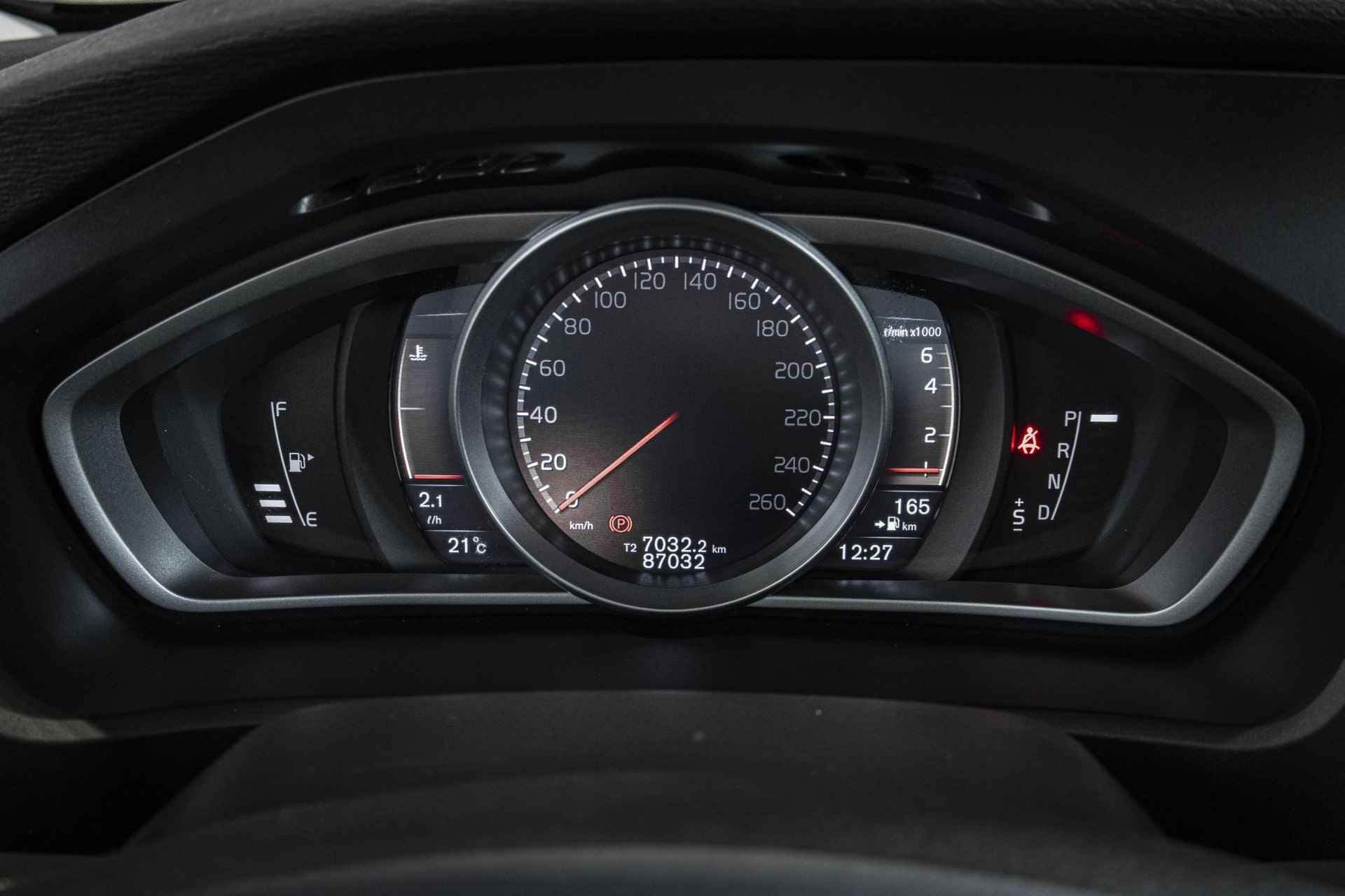 Volvo V40 Cross Country T3 Automaat Dynamic Edition | 1e eigenaar | Dealer onderhouden | Lederen bekleding | Stoelverwarming | Navigatie | Parkeersensoren achter | High Performance audio | Stoelverwarming - 23/35