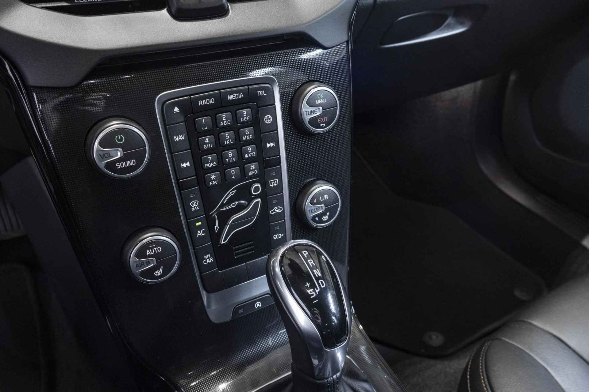 Volvo V40 Cross Country T3 Automaat Dynamic Edition | 1e eigenaar | Dealer onderhouden | Lederen bekleding | Stoelverwarming | Navigatie | Parkeersensoren achter | High Performance audio | Stoelverwarming - 26/35
