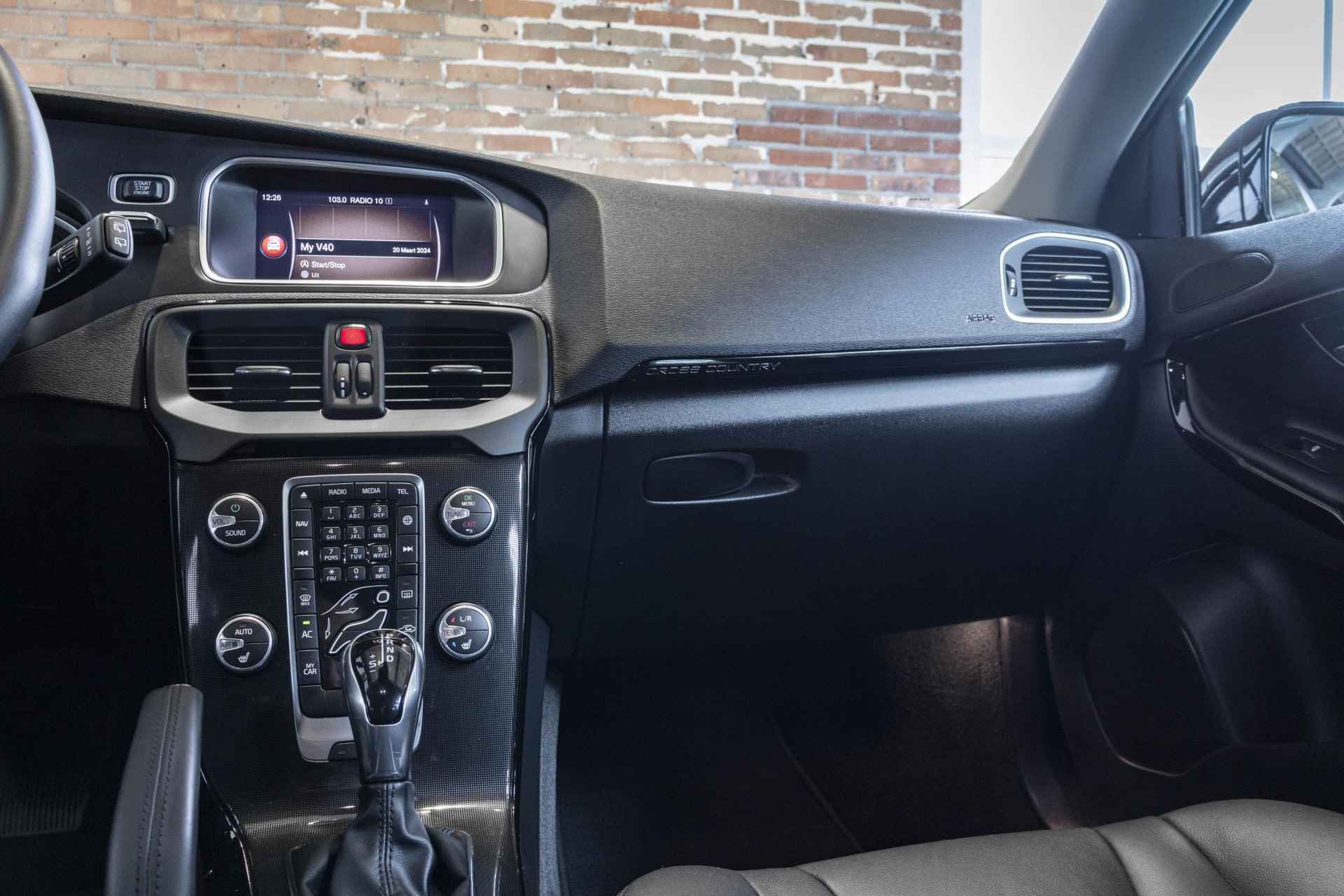 Volvo V40 Cross Country T3 Automaat Dynamic Edition | 1e eigenaar | Dealer onderhouden | Lederen bekleding | Stoelverwarming | Navigatie | Parkeersensoren achter | High Performance audio | Stoelverwarming - 27/35