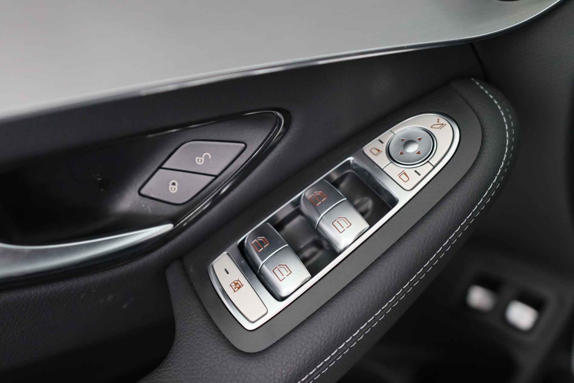 Mercedes-Benz GLC 300e 4MATIC Business Solution AMG | Elektr Trekhaak | Leder/Alcantara | Led | Stoelverwarming | Keyless - 37/46