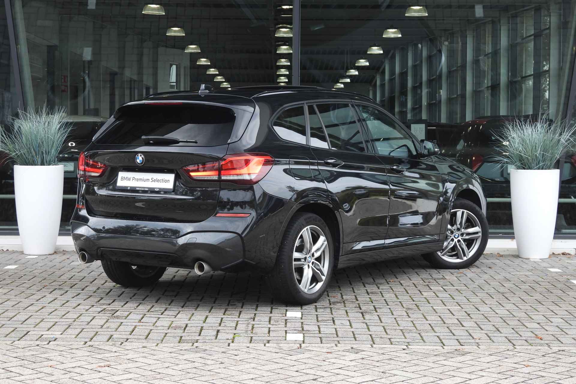 BMW X1 sDrive20i High Executive M Sport Automaat / Panoramadak / Sportstoelen / LED / Head-Up / M Sportonderstel / Park Assistant / Stoelverwarming - 3/34