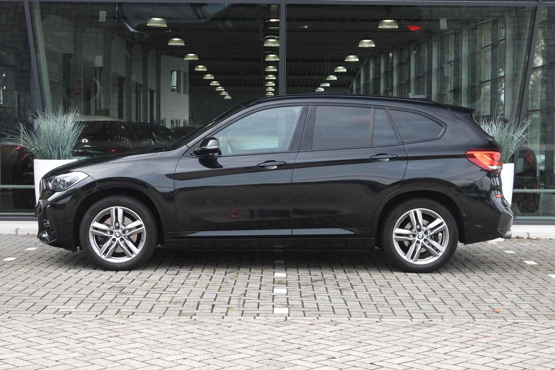 BMW X1 sDrive20i High Executive M Sport Automaat / Panoramadak / Sportstoelen / LED / Head-Up / M Sportonderstel / Park Assistant / Stoelverwarming - 5/34