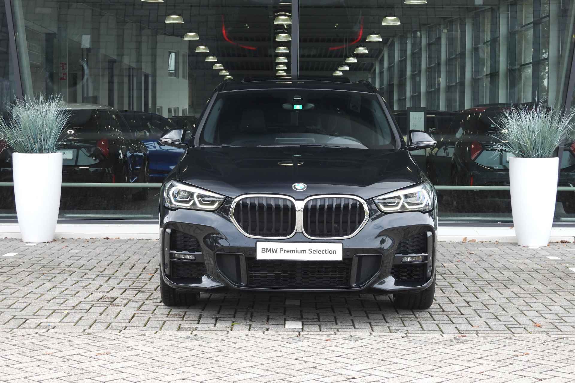 BMW X1 sDrive20i High Executive M Sport Automaat / Panoramadak / Sportstoelen / LED / Head-Up / M Sportonderstel / Park Assistant / Stoelverwarming - 7/34