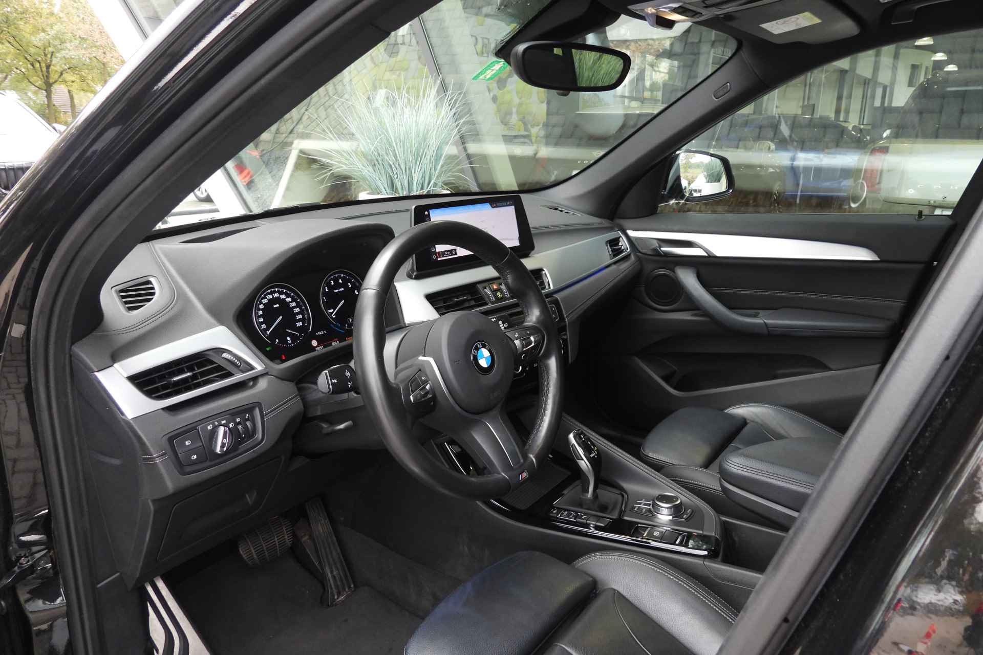 BMW X1 sDrive20i High Executive M Sport Automaat / Panoramadak / Sportstoelen / LED / Head-Up / M Sportonderstel / Park Assistant / Stoelverwarming - 19/34