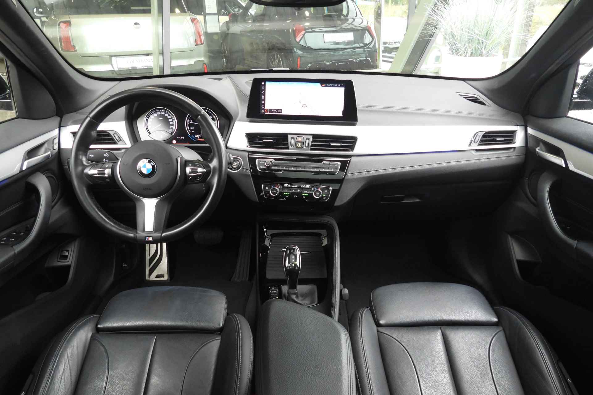 BMW X1 sDrive20i High Executive M Sport Automaat / Panoramadak / Sportstoelen / LED / Head-Up / M Sportonderstel / Park Assistant / Stoelverwarming - 24/34