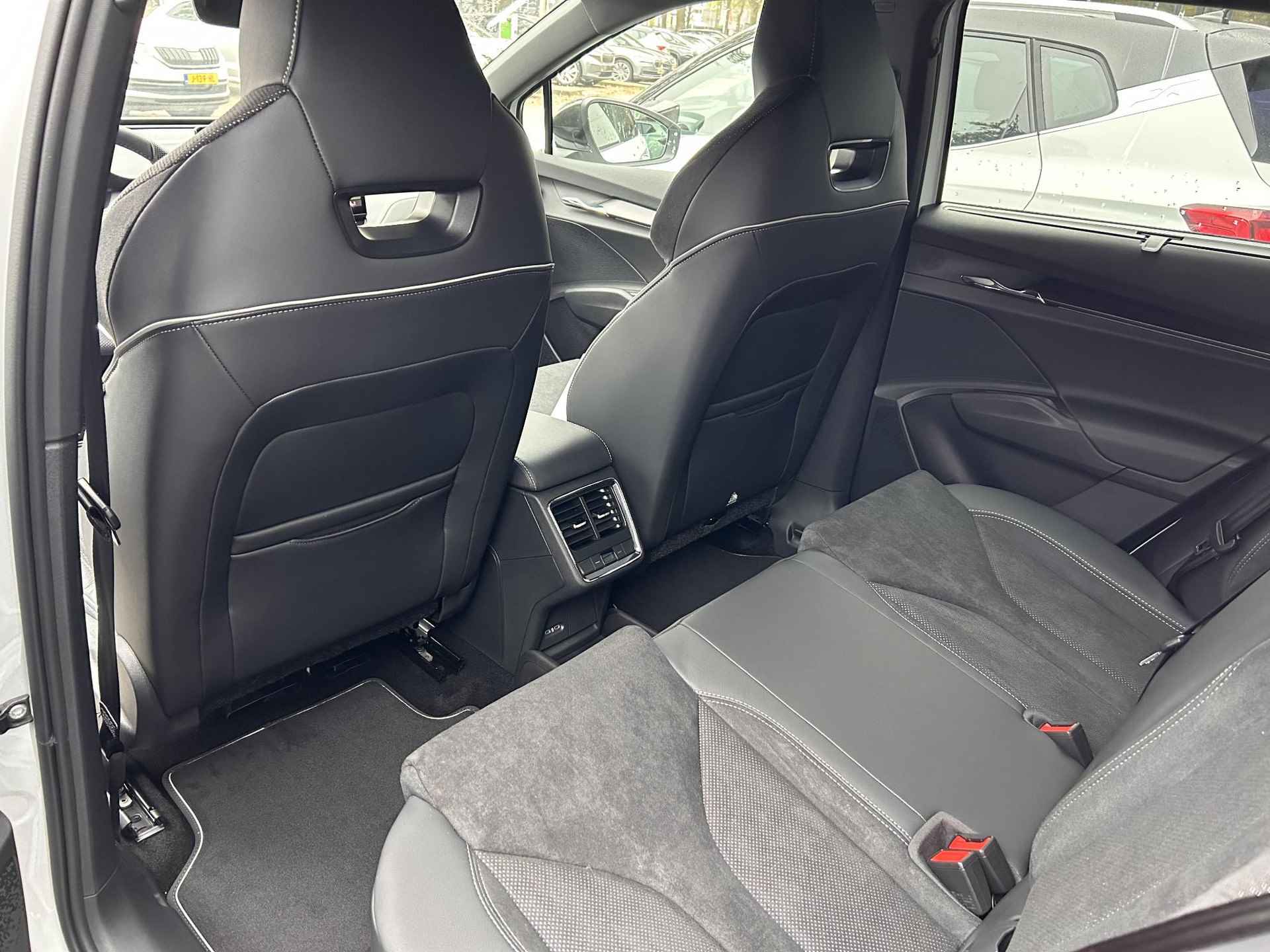 Skoda Enyaq 85 Sportline 286 PK | 20" lichtmetalen velgen | Verwambaar sportstuurwiel | Sportonderstel | Sportline interieur | Luxe LED achter met dynamische knipperverlichting | Verwarmbare voorstoelen | Achteruitrijcamera - 9/13