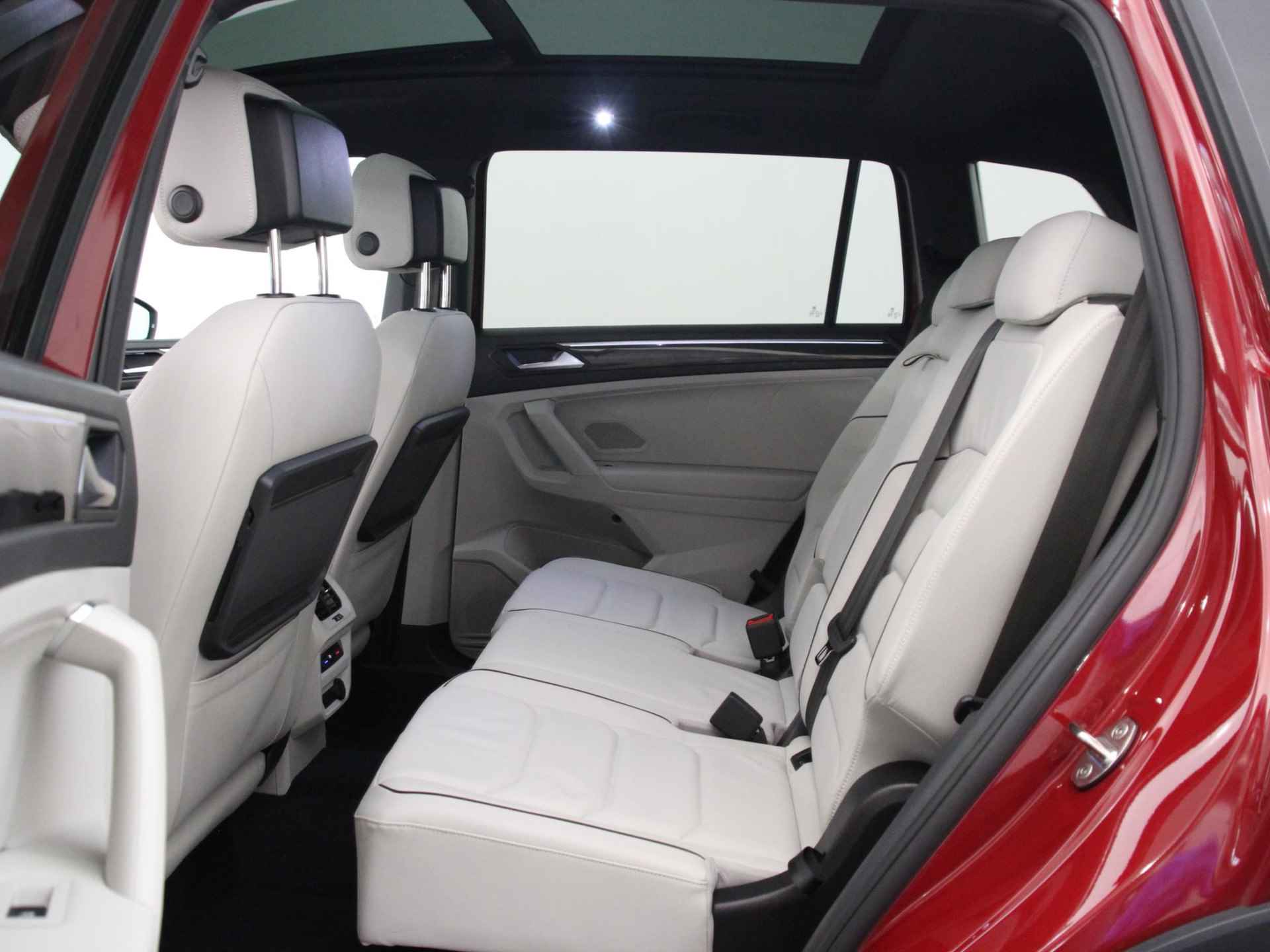 Volkswagen Tiguan Allspace 2.0 TSI 4Motion Highline 7p. | Panoramadak | Head-Up Display | Vol-Leder | Apple Carplay/Android Auto | Camera | Stoelverwarming | Rijklaarprijs! - 11/33