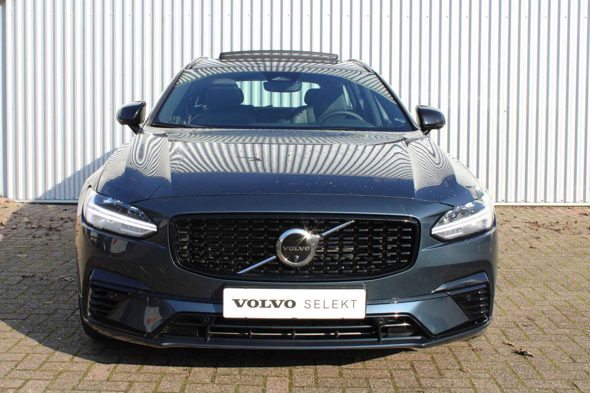 Volvo V90 2.0 T6 Recharge AWD Ultimate Dark, Panoramadak, Google Services, 360" camera, Bowers & Wilkins Premium Audio, Geïntegreerde kinderzitjes achterbank, Geheugenfunctie in voorstoelen, Stoelverwarming voorzijde, Stuurwielverwarming, - 2/33