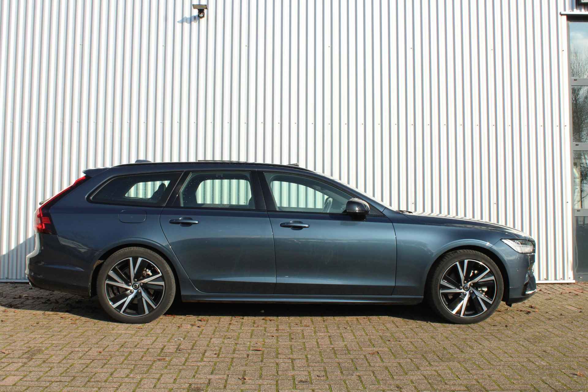 Volvo V90 2.0 T6 Recharge AWD Ultimate Dark, Panoramadak, Google Services, 360" camera, Bowers & Wilkins Premium Audio, Geïntegreerde kinderzitjes achterbank, Geheugenfunctie in voorstoelen, Stoelverwarming voorzijde, Stuurwielverwarming, - 3/33