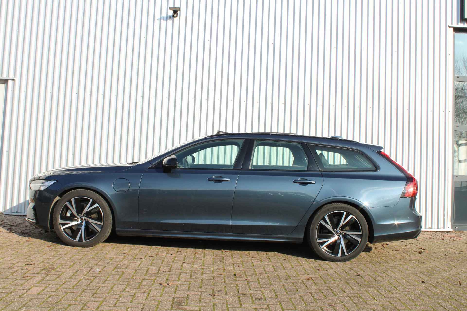 Volvo V90 2.0 T6 Recharge AWD Ultimate Dark, Panoramadak, Google Services, 360" camera, Bowers & Wilkins Premium Audio, Geïntegreerde kinderzitjes achterbank, Geheugenfunctie in voorstoelen, Stoelverwarming voorzijde, Stuurwielverwarming, - 4/33