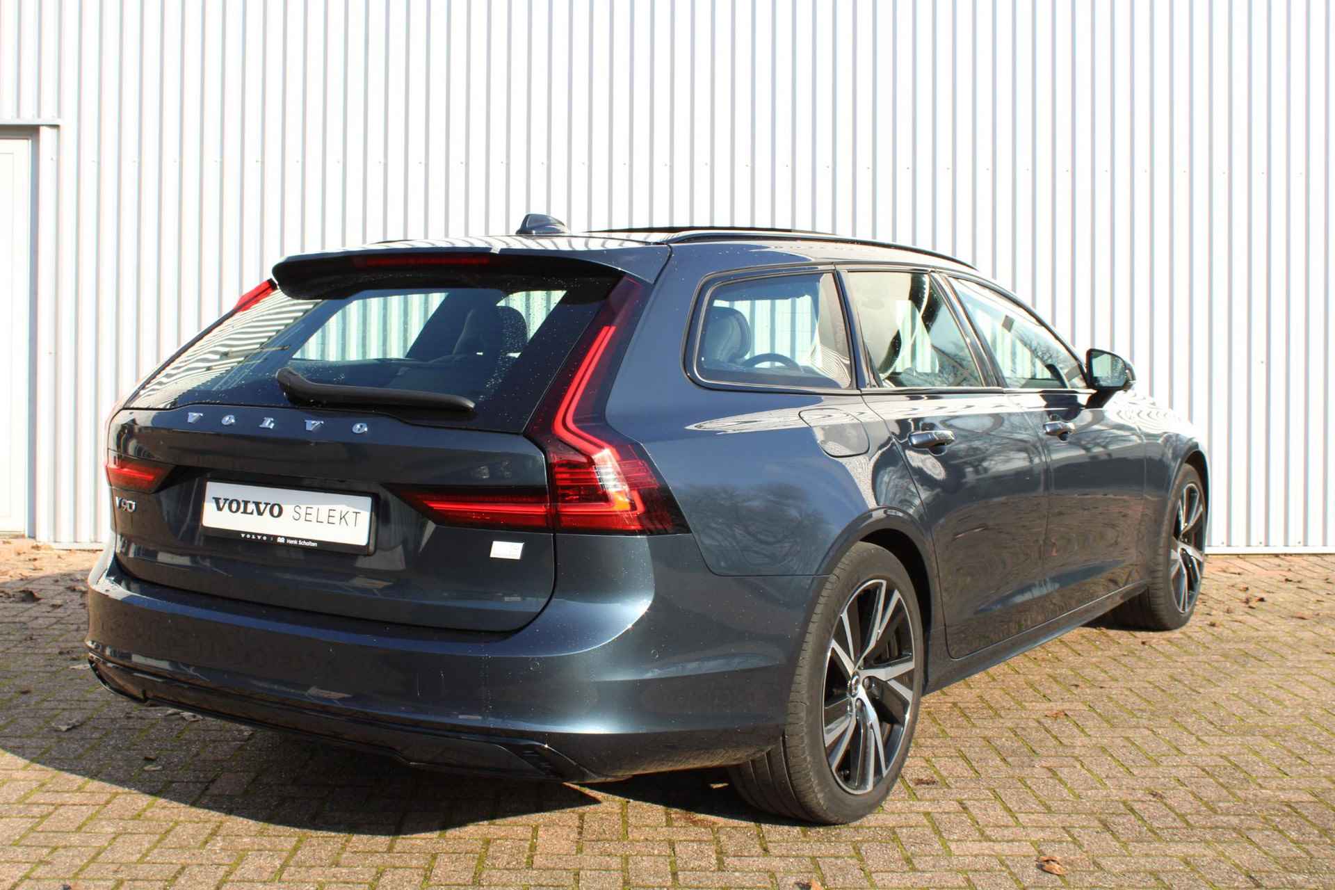 Volvo V90 2.0 T6 Recharge AWD Ultimate Dark, Panoramadak, Google Services, 360" camera, Bowers & Wilkins Premium Audio, Geïntegreerde kinderzitjes achterbank, Geheugenfunctie in voorstoelen, Stoelverwarming voorzijde, Stuurwielverwarming, - 5/33