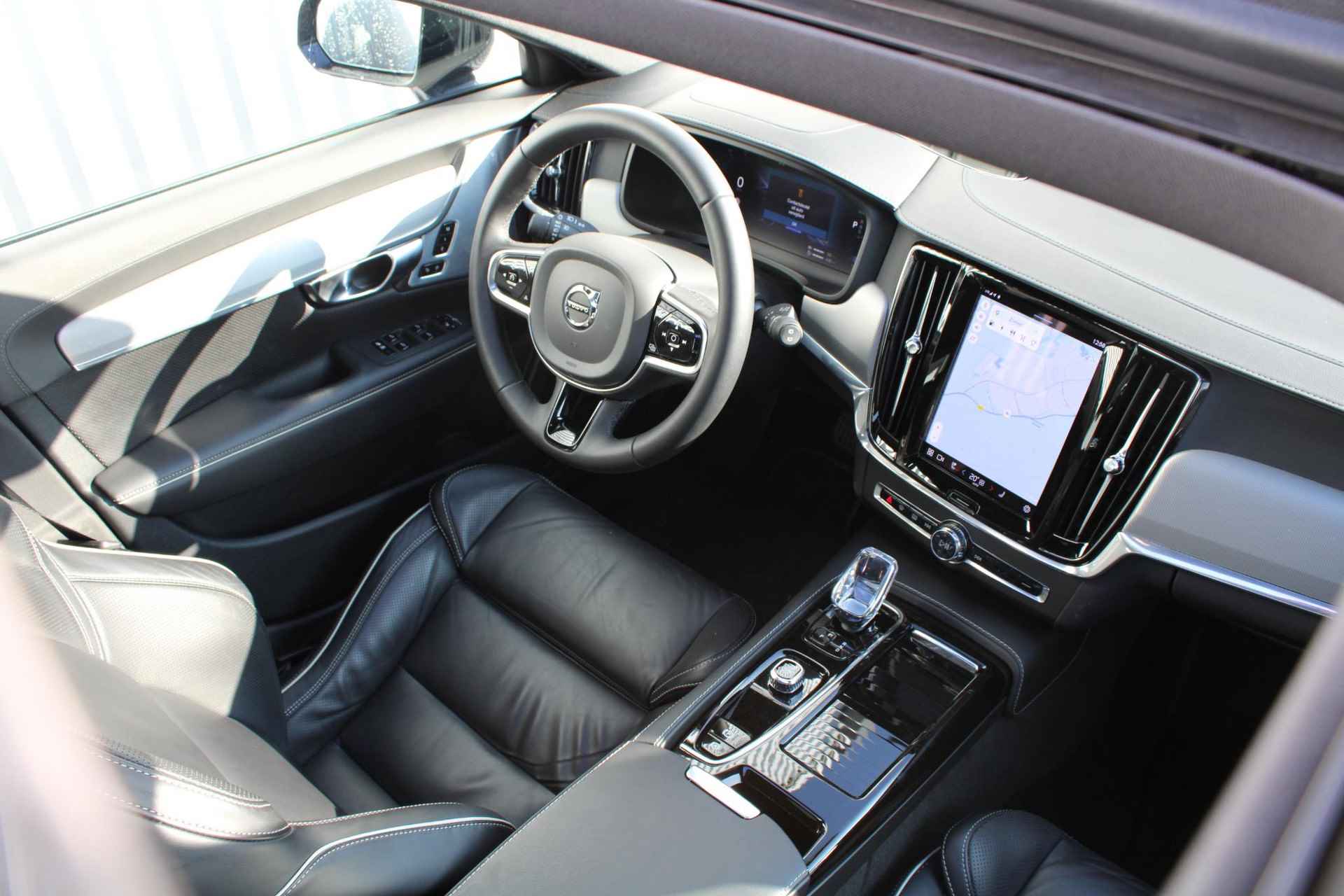 Volvo V90 2.0 T6 Recharge AWD Ultimate Dark, Panoramadak, Google Services, 360" camera, Bowers & Wilkins Premium Audio, Geïntegreerde kinderzitjes achterbank, Geheugenfunctie in voorstoelen, Stoelverwarming voorzijde, Stuurwielverwarming, - 8/33