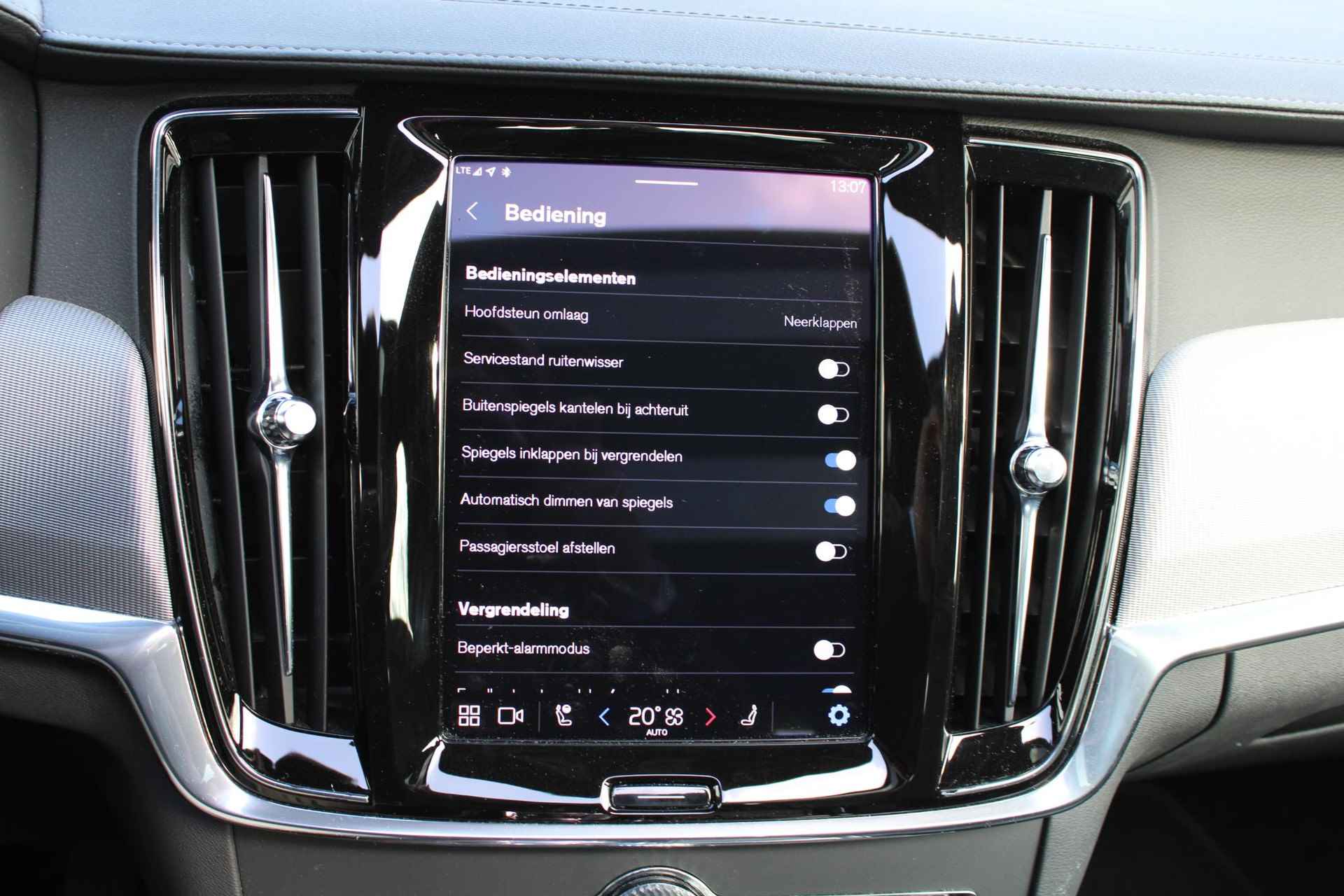 Volvo V90 2.0 T6 Recharge AWD Ultimate Dark, Panoramadak, Google Services, 360" camera, Bowers & Wilkins Premium Audio, Geïntegreerde kinderzitjes achterbank, Geheugenfunctie in voorstoelen, Stoelverwarming voorzijde, Stuurwielverwarming, - 14/33