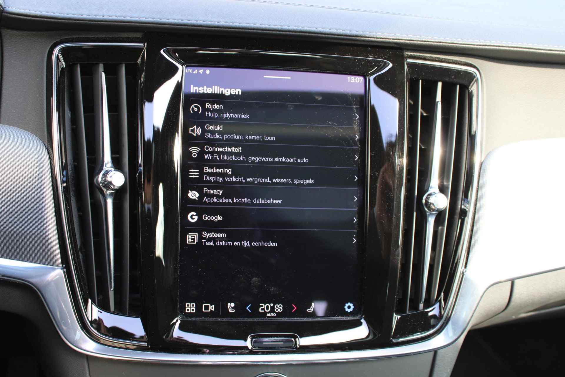 Volvo V90 2.0 T6 Recharge AWD Ultimate Dark, Panoramadak, Google Services, 360" camera, Bowers & Wilkins Premium Audio, Geïntegreerde kinderzitjes achterbank, Geheugenfunctie in voorstoelen, Stoelverwarming voorzijde, Stuurwielverwarming, - 16/33