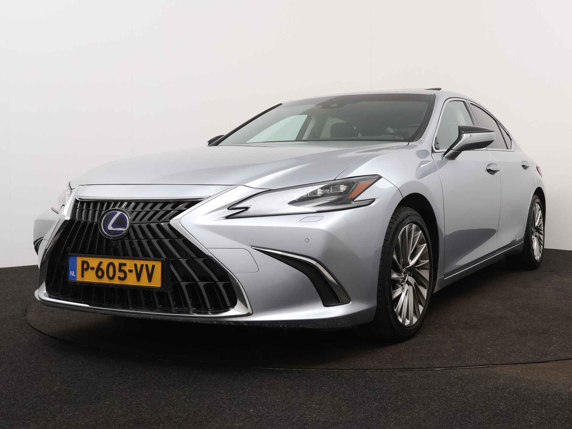 Lexus ES 300h President Line | Mark Levinson Audio | 360 Camera | Navigatie | Dodehoek Ass. | Stoel en stuurwiel verwarmd | LM velgen | Elektrisch schuif-/kanteldak | - 15/51