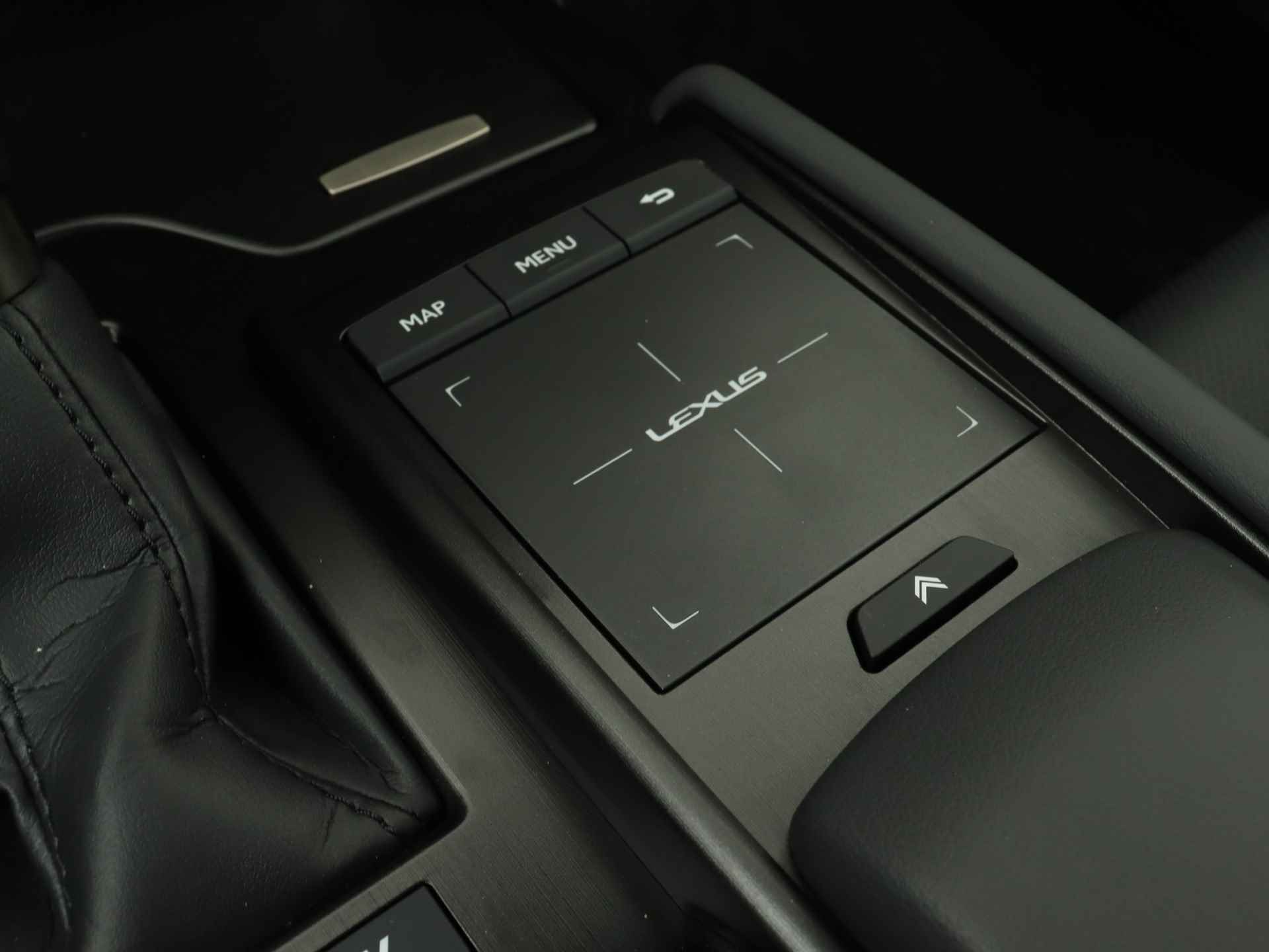 Lexus ES 300h President Line | Mark Levinson Audio | 360 Camera | Navigatie | Dodehoek Ass. | Stoel en stuurwiel verwarmd | LM velgen | Elektrisch schuif-/kanteldak | - 26/51