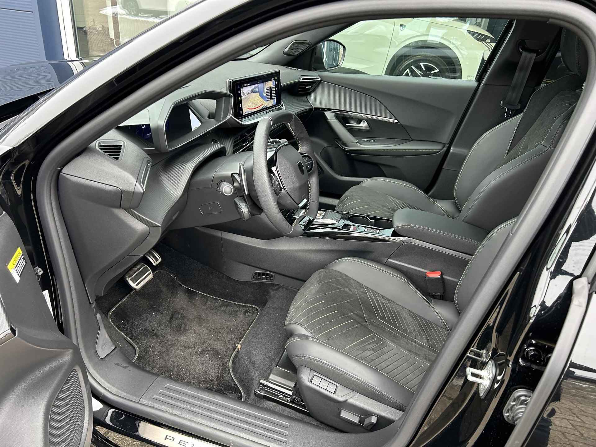 Peugeot 2008 1.2 Hybrid 136 GT | Nieuwe Hybride Uitvoering | Automaat | Alcantara Bekleding | Stoelverwarming & Massage | Navigatie | 360 Graden Camera | Keyless Entry | Full LED Verlichting | Zwart Dak - 11/52