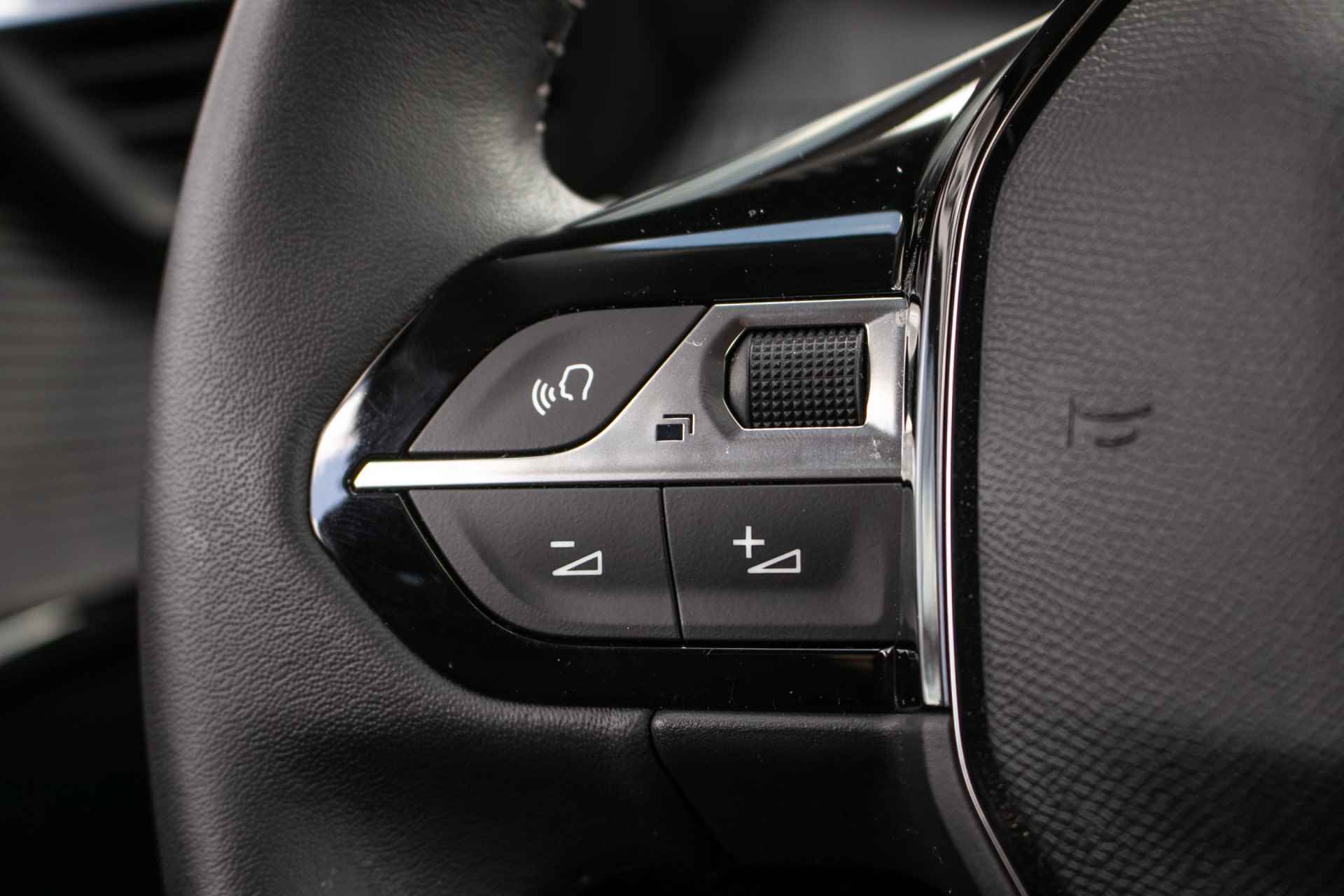 Peugeot 208 1.2 PureTech Allure - All-in rijklrprs | Stoelverw. | Carplay/Android - 33/40