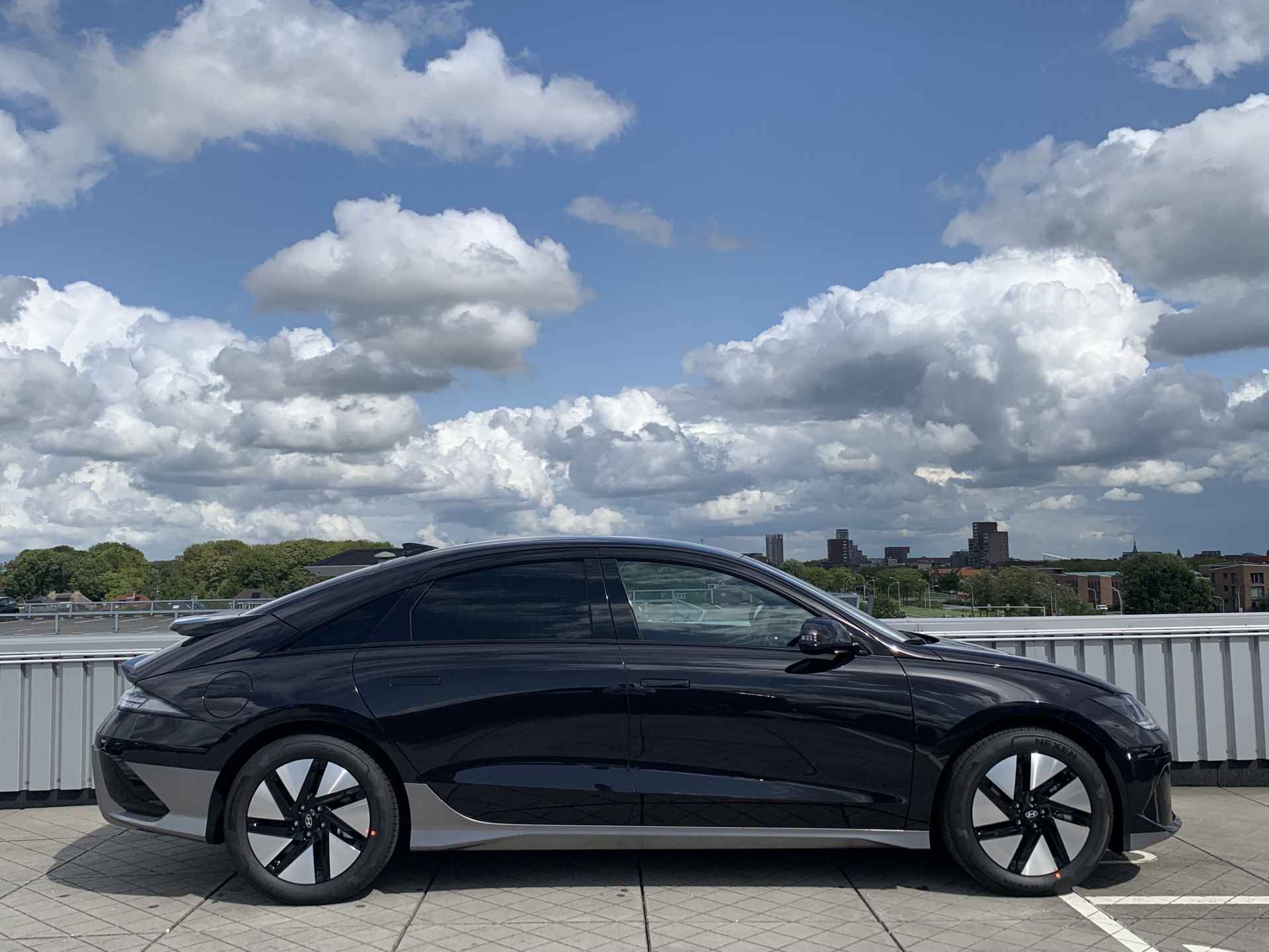 Hyundai IONIQ 6 Connect 77 kWh Volledig Elektrisch, 614 KM WLTP RANGE, Navigatie en Stoelverwarming Uit voorraad leverbaar! - 9/40