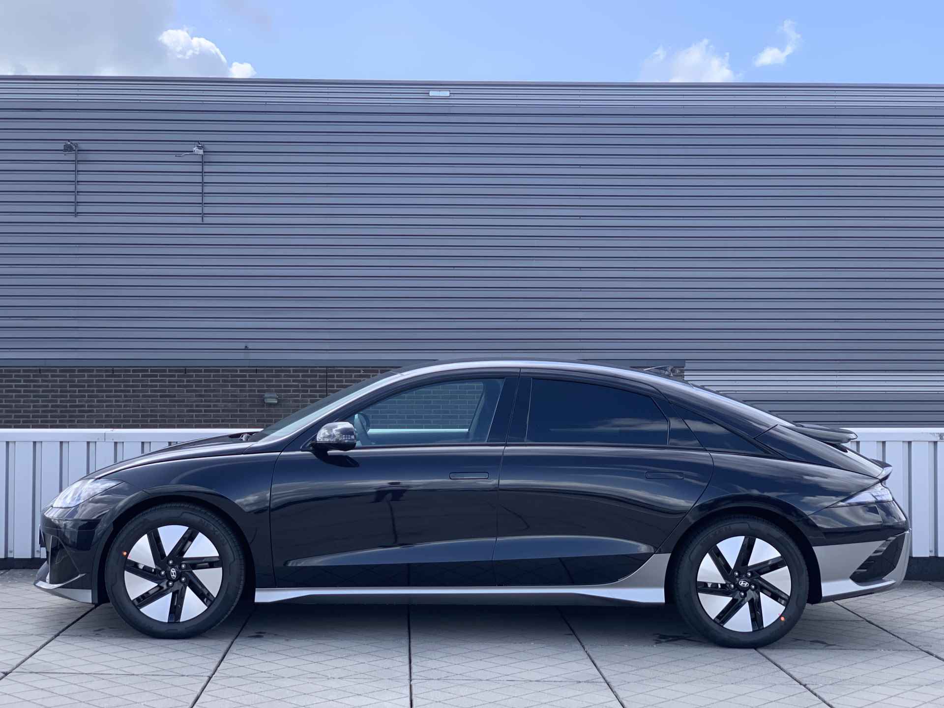 Hyundai IONIQ 6 Connect 77 kWh Volledig Elektrisch, 614 KM WLTP RANGE, Navigatie en Stoelverwarming Uit voorraad leverbaar! - 15/40