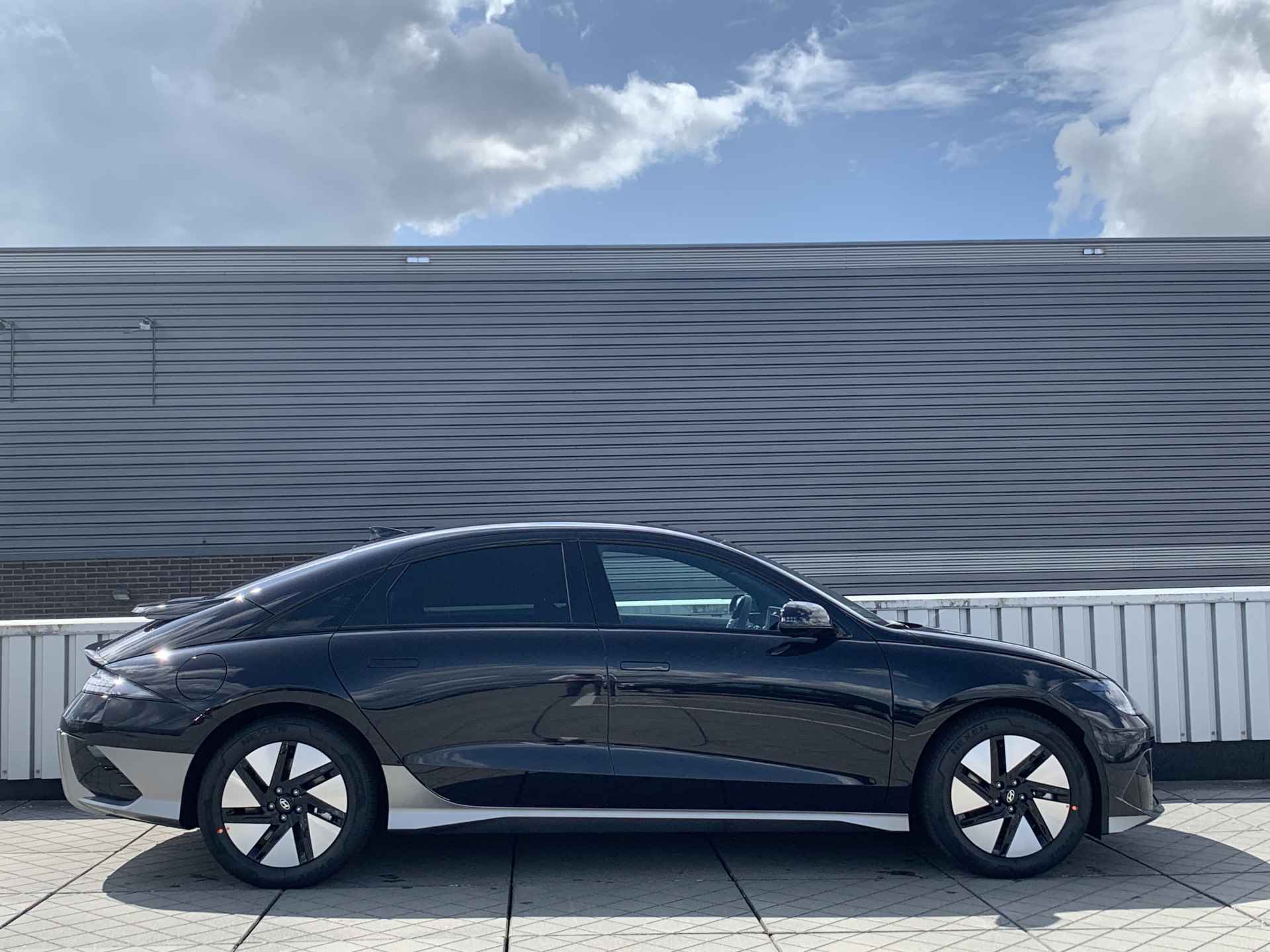 Hyundai IONIQ 6 Connect 77 kWh Volledig Elektrisch, 614 KM WLTP RANGE, Navigatie en Stoelverwarming Uit voorraad leverbaar! - 22/40