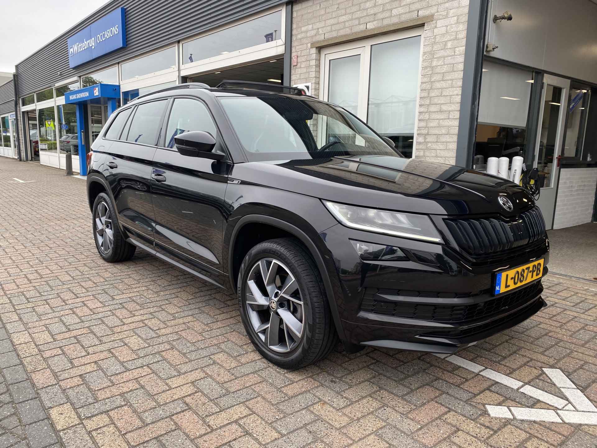 Škoda Kodiaq 1.5 TSI Sportline Business 7p. / AUTOMAAT/ PANO/ TREKHAAK/ CAMERA/ PARK. SENSOREN/ MEMORY SEATS/ KEYLESS/ CRUISE/ VIRTUAL COCKPIT/ APP CONNECT/ STOEL VERWARM./ NAVI/ CLIMA/ - 50/52