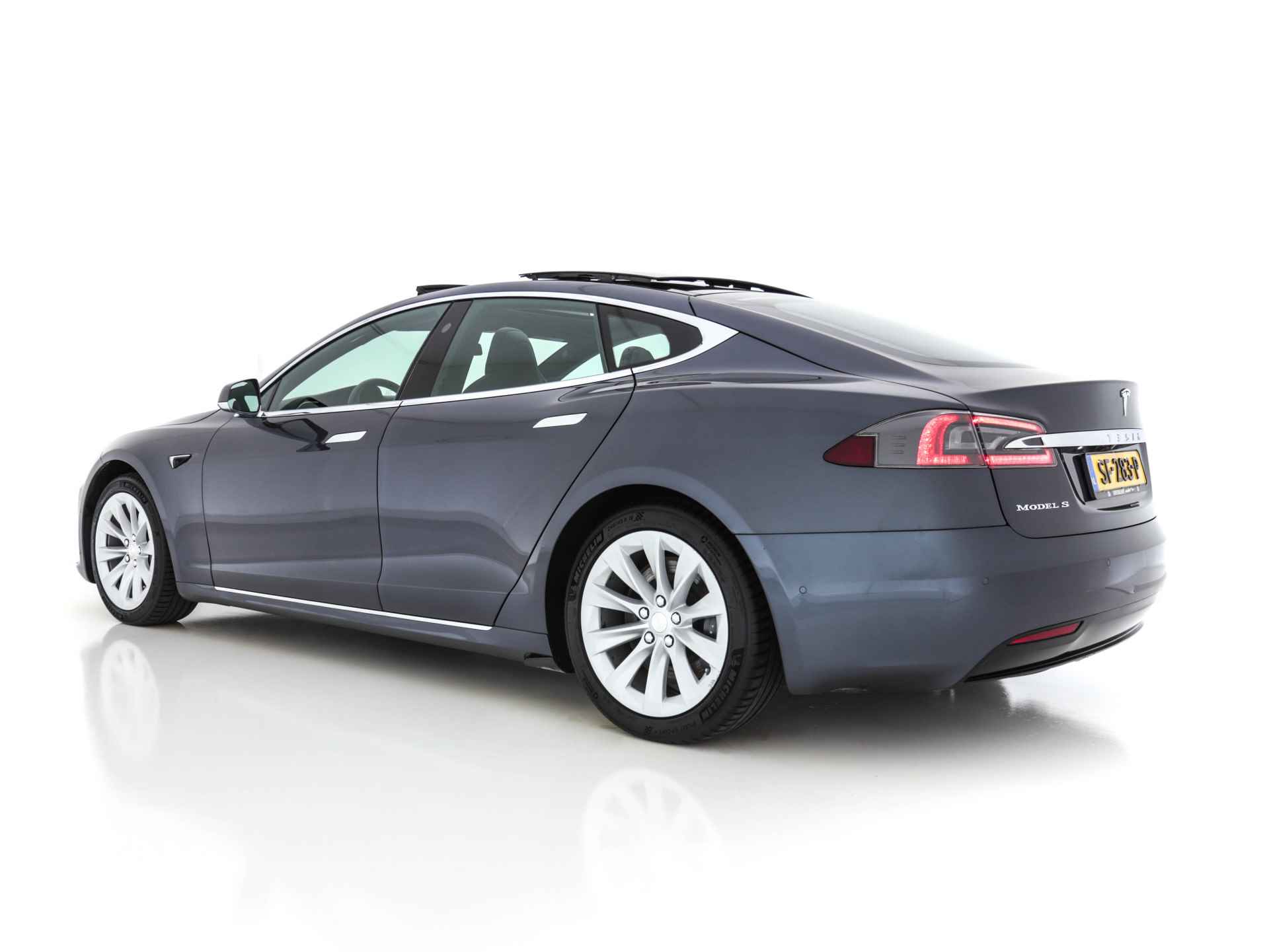 Tesla Model S 100D - 245 Kw AWD [ 3-Fase ] (INCL-BTW) *PANO | VOLLEDER | FULL-LED | VIRTUAL-COCKPIT | SURROUND-VIEW | AUTO-PILOT | AIR-SUSPENSION |  KEYLESS | CRUISE | SPORT-SEATS | 19"ALU* - 4/34