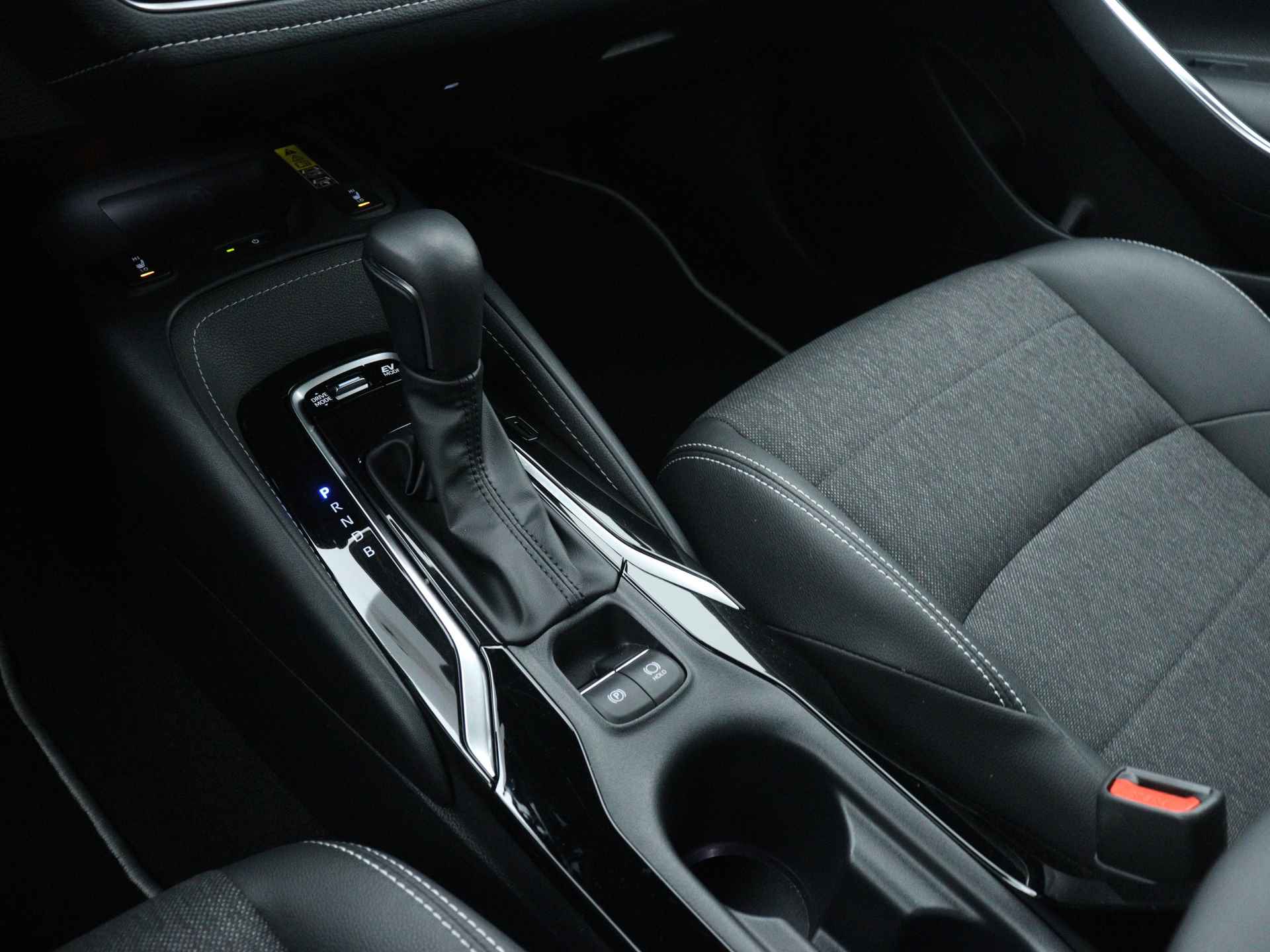 Toyota Corolla Touring Sports 1.8 Hybrid First Edition | Stoelverwarming | Parkeersensoren | Navigatie | Elektrisch bedienbare achterklep | - 13/45