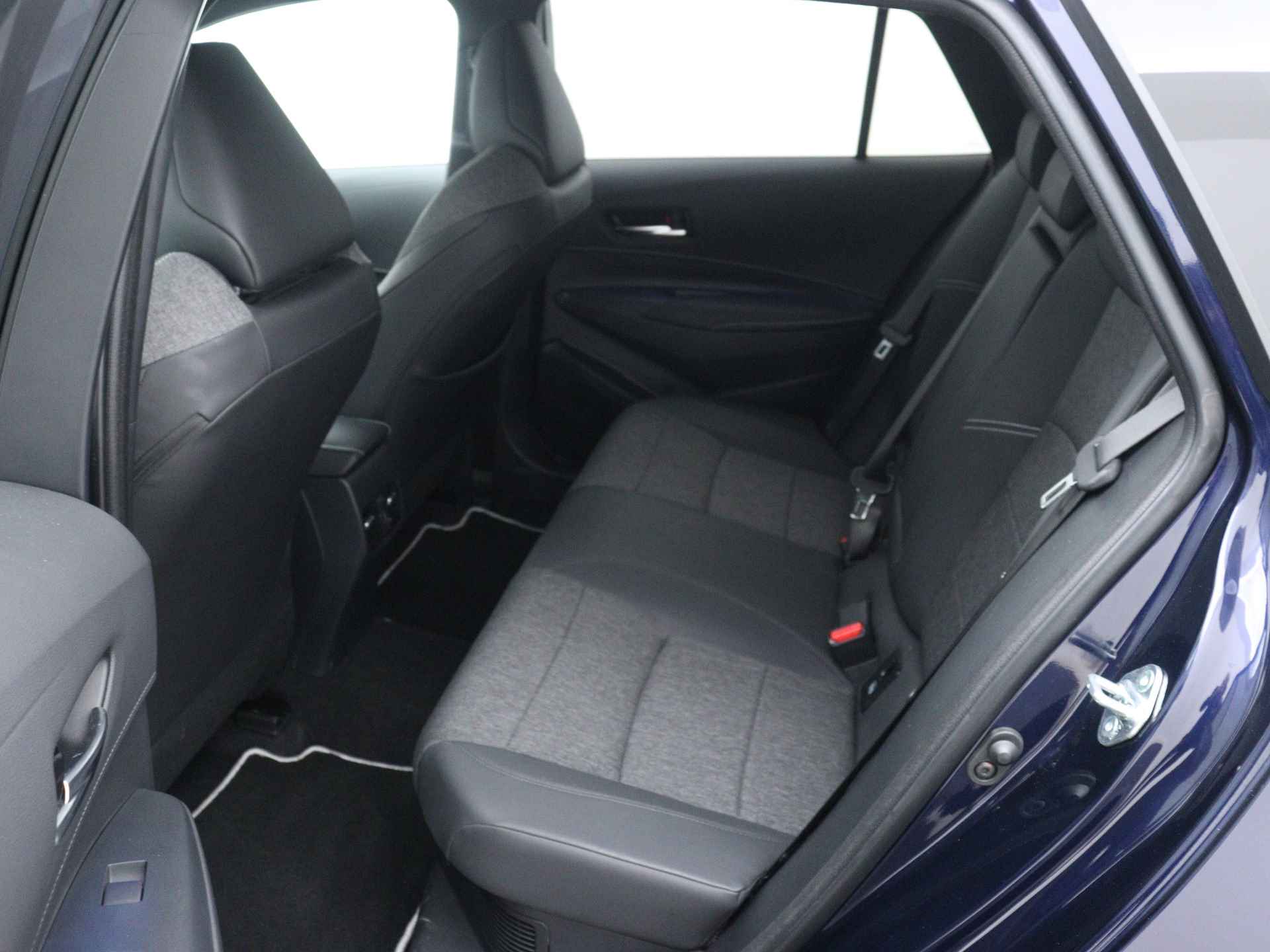 Toyota Corolla Touring Sports 1.8 Hybrid First Edition | Stoelverwarming | Parkeersensoren | Navigatie | Elektrisch bedienbare achterklep | - 21/45