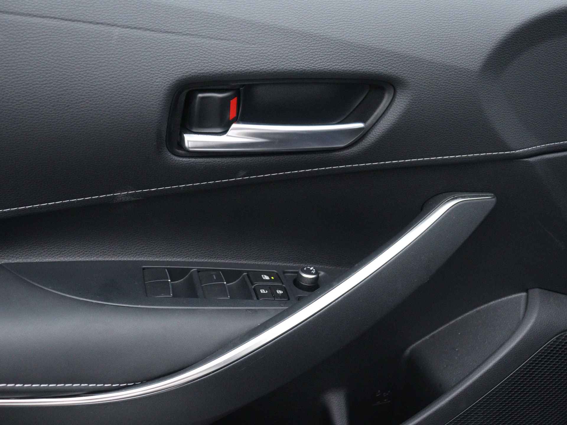 Toyota Corolla Touring Sports 1.8 Hybrid First Edition | Stoelverwarming | Parkeersensoren | Navigatie | Elektrisch bedienbare achterklep | - 32/45