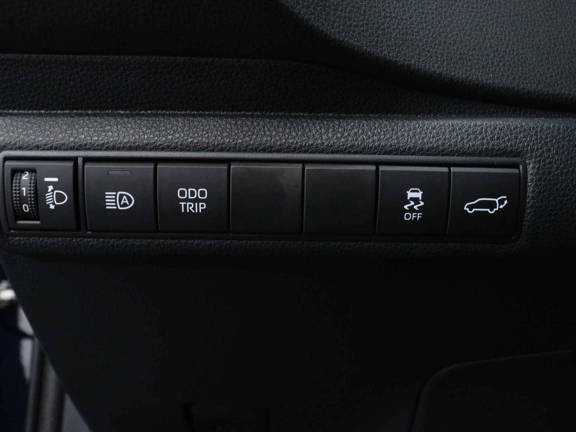 Toyota Corolla Touring Sports 1.8 Hybrid First Edition | Stoelverwarming | Parkeersensoren | Navigatie | Elektrisch bedienbare achterklep | - 33/45
