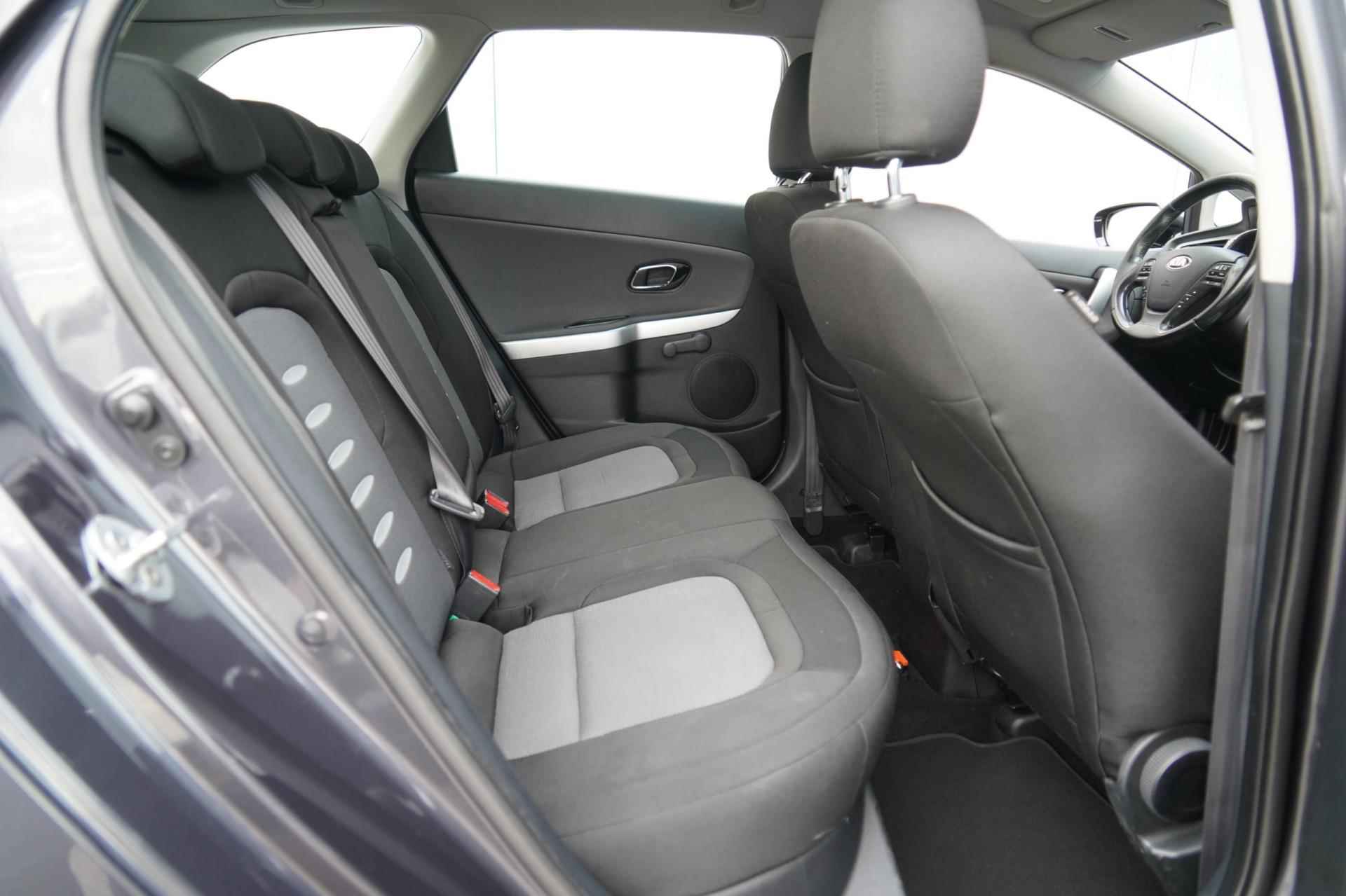 Kia Cee'd Sportswagon 1.6 GDI Comfort Pack / Airco / Trekhaak / Camera / NL-Auto / Elek. Ramen - 7/35