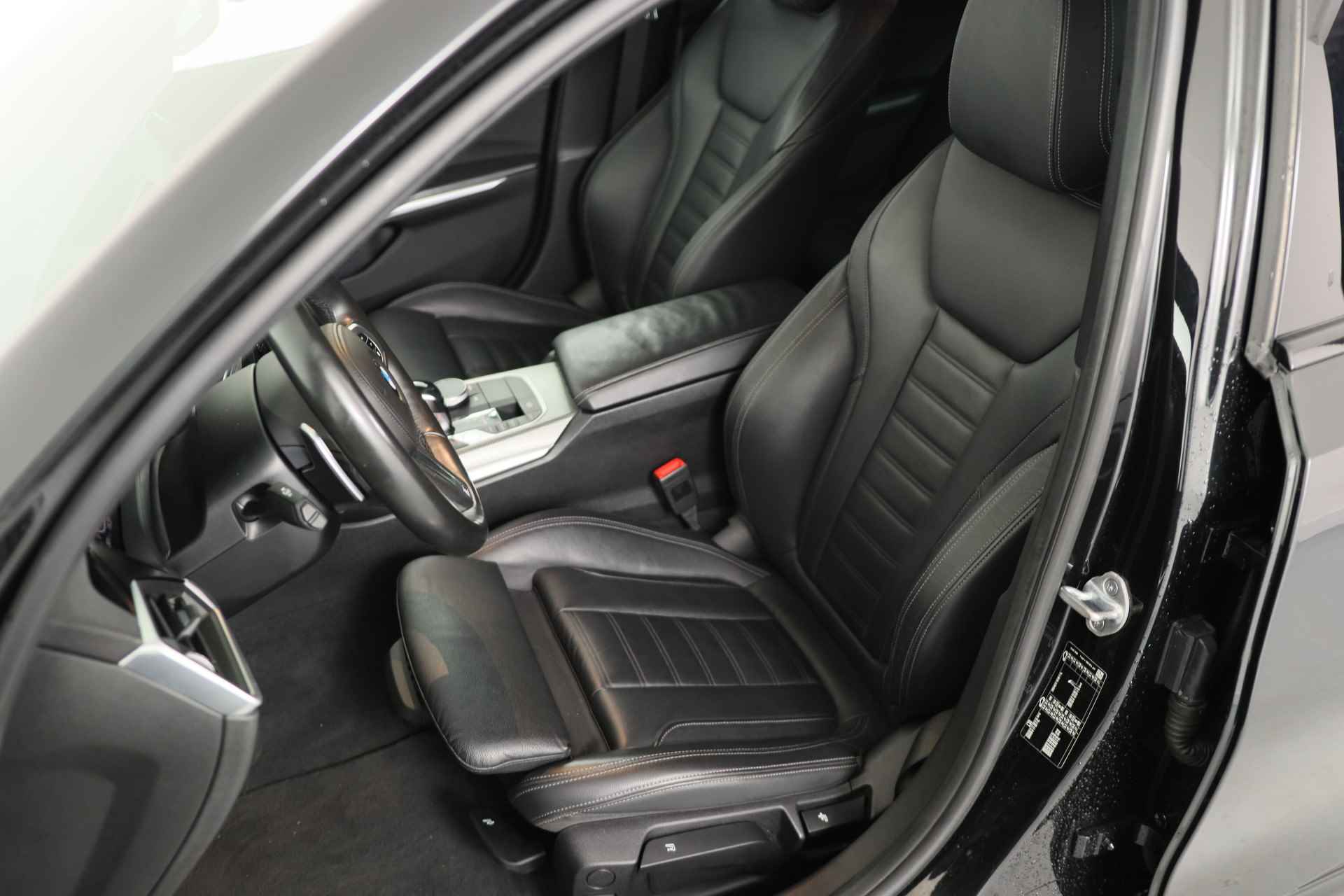 BMW 3 Serie Touring 330i High Executive Edition | M-Pakket | LED | Sportstoelen | Keyless | Leder | Navi | Stoelverwarming | Clima - 8/37