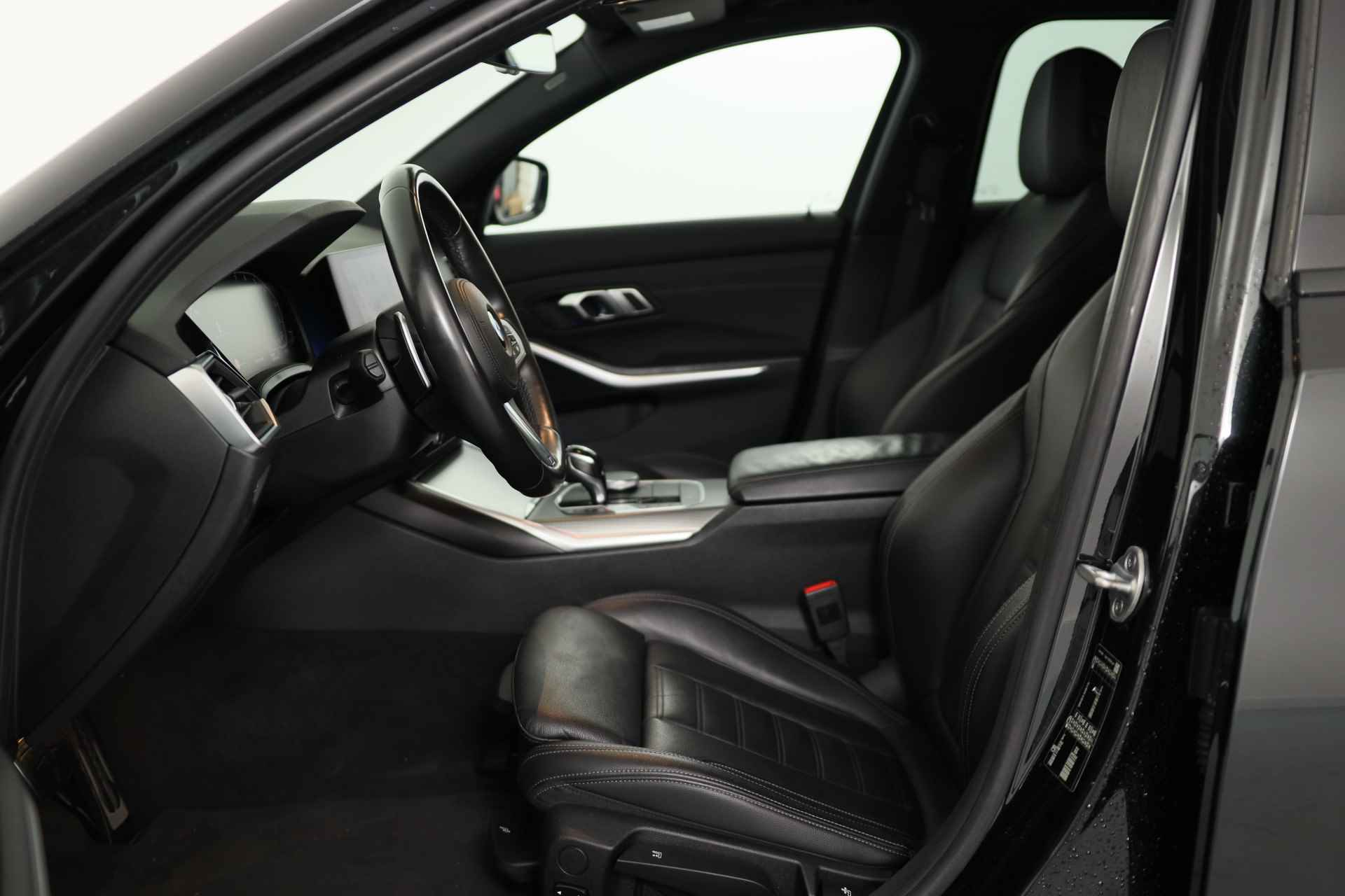 BMW 3 Serie Touring 330i High Executive Edition | M-Pakket | LED | Sportstoelen | Keyless | Leder | Navi | Stoelverwarming | Clima - 20/37