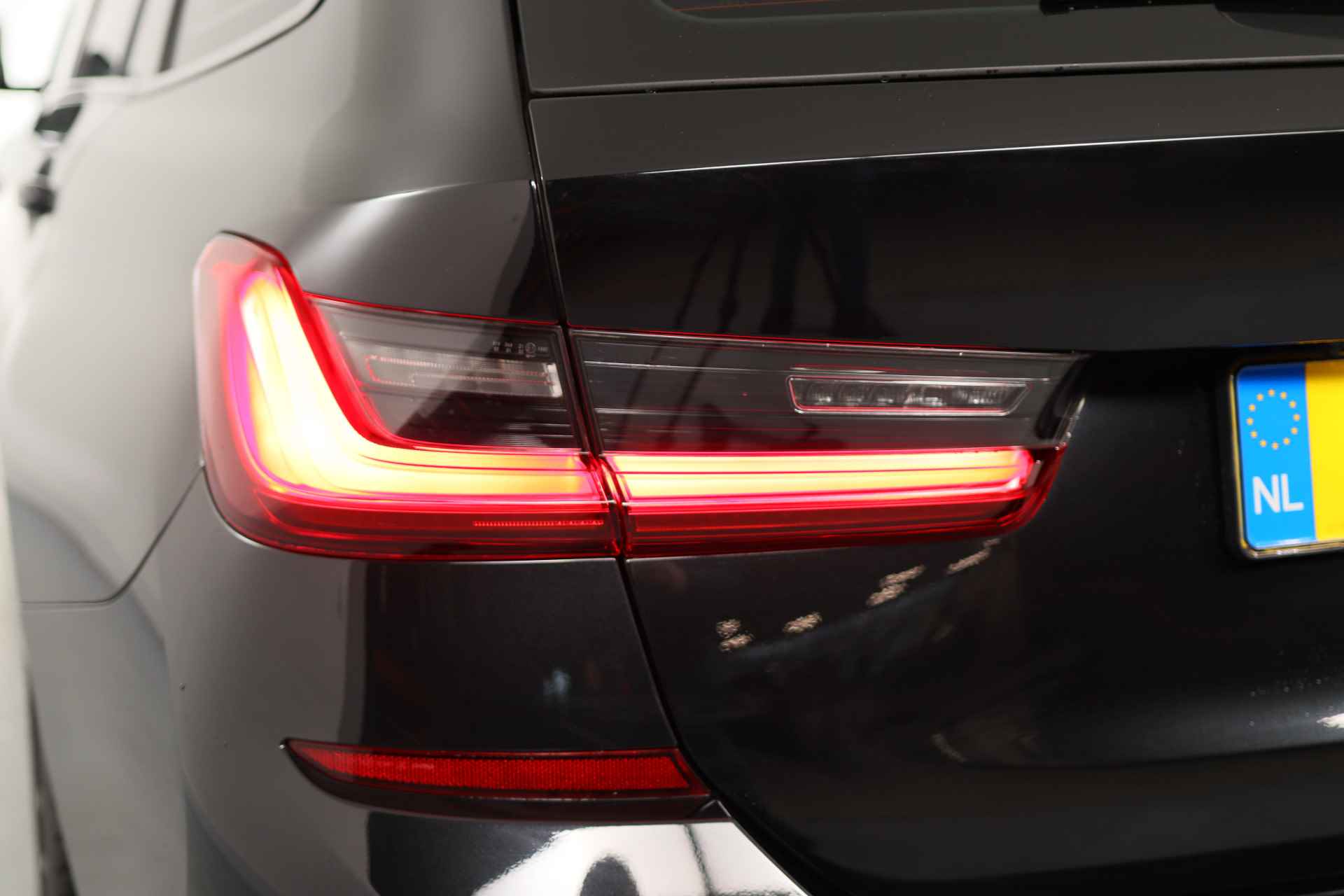 BMW 3 Serie Touring 330i High Executive Edition | M-Pakket | LED | Sportstoelen | Keyless | Leder | Navi | Stoelverwarming | Clima - 26/37