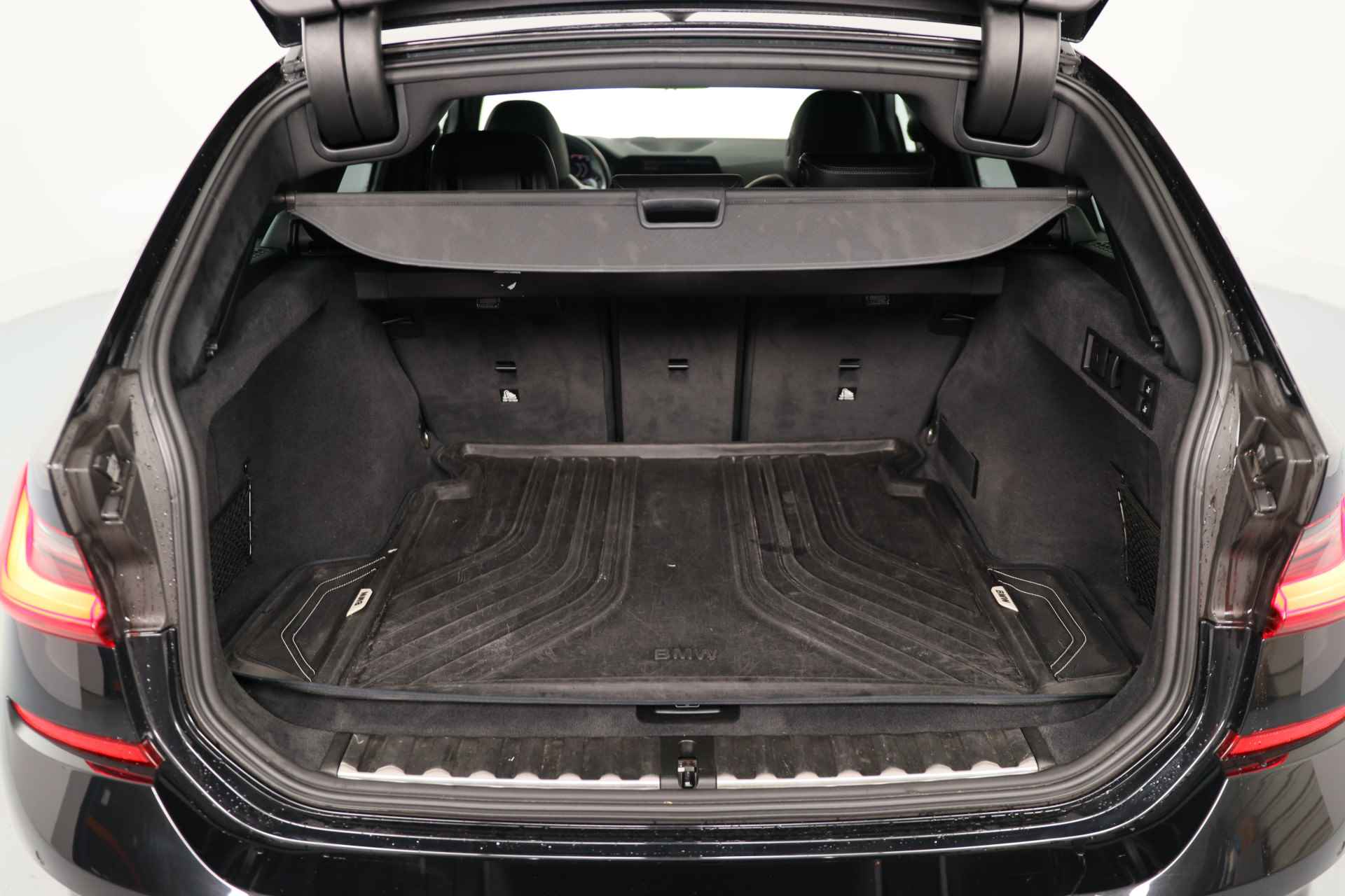 BMW 3 Serie Touring 330i High Executive Edition | M-Pakket | LED | Sportstoelen | Keyless | Leder | Navi | Stoelverwarming | Clima - 27/37