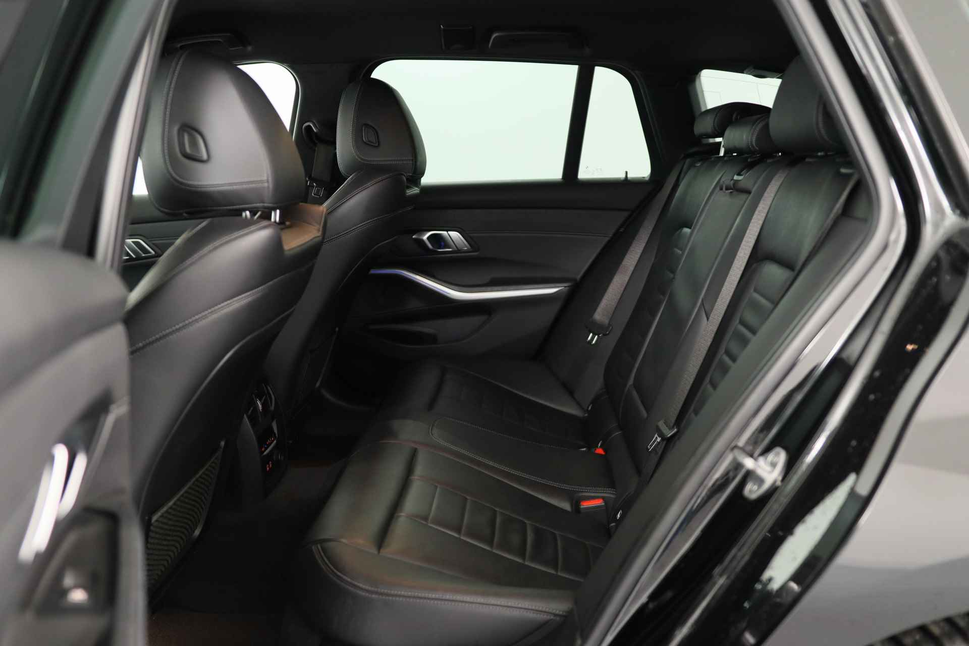 BMW 3 Serie Touring 330i High Executive Edition | M-Pakket | LED | Sportstoelen | Keyless | Leder | Navi | Stoelverwarming | Clima - 28/37