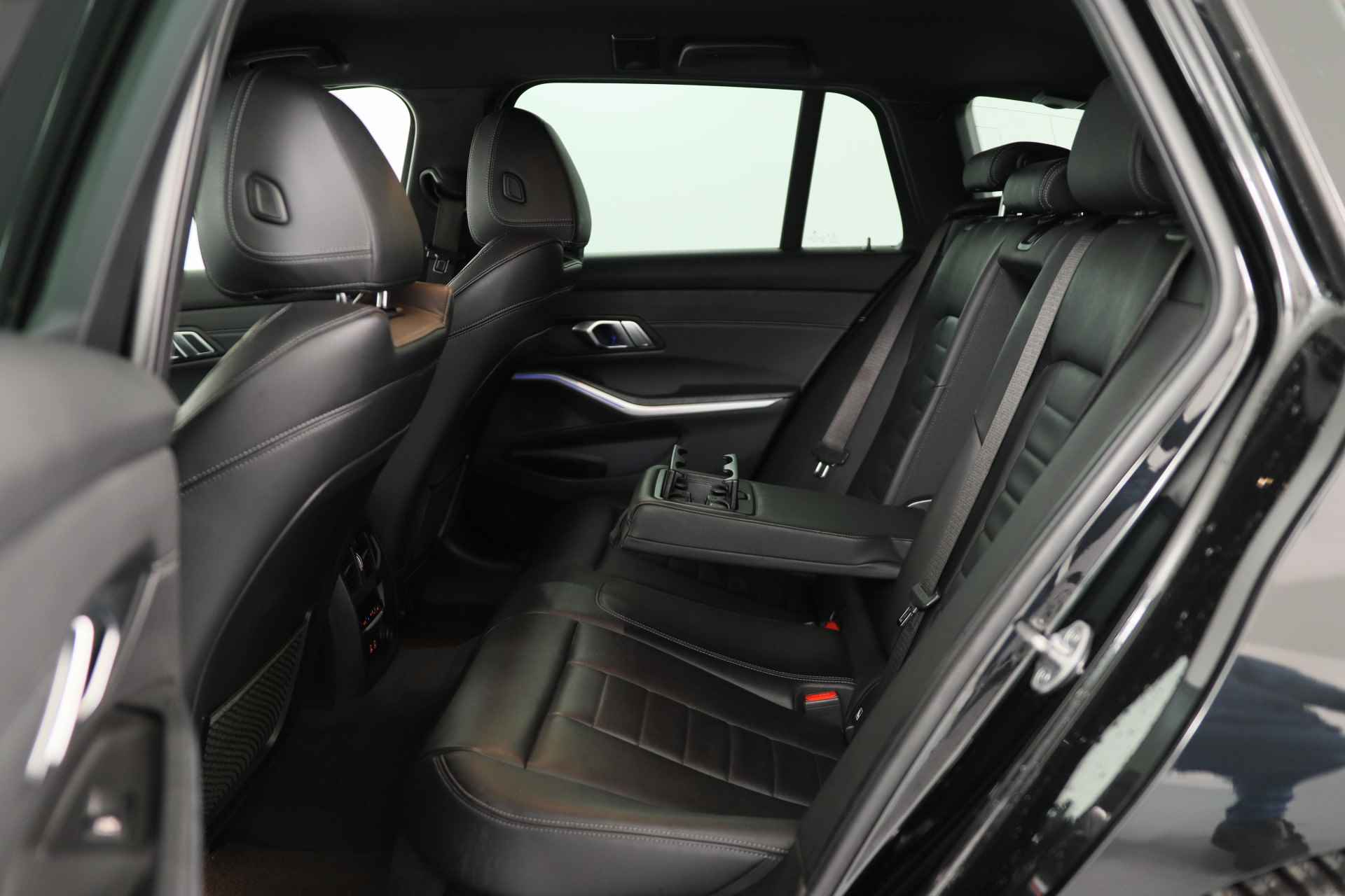 BMW 3 Serie Touring 330i High Executive Edition | M-Pakket | LED | Sportstoelen | Keyless | Leder | Navi | Stoelverwarming | Clima - 29/37