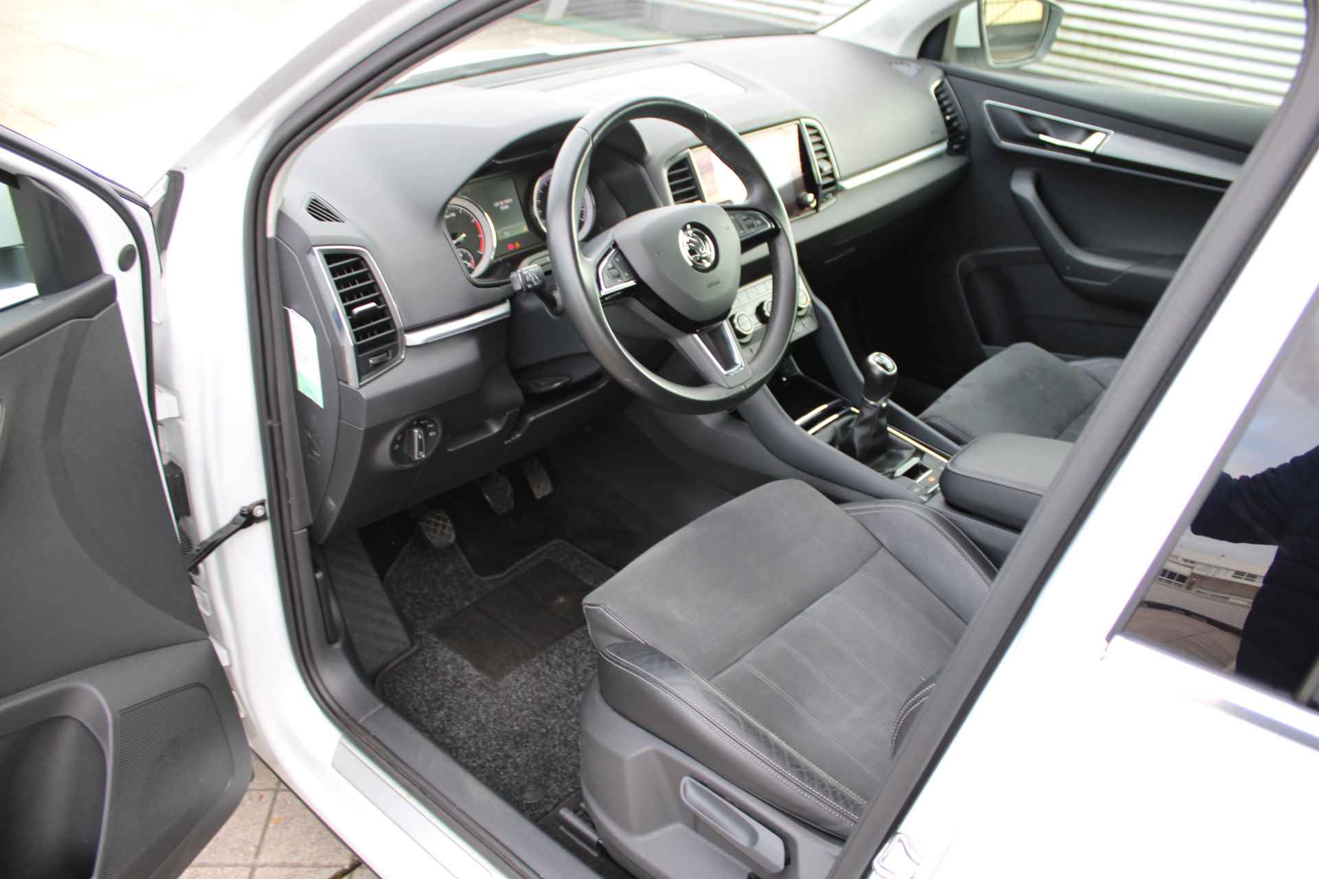 Škoda Karoq 1.5 TSI 150 pk ACT Business Edition Navigatie / Parkeersensoren / Trekhaak wegklapbaar / Clima / LED / Stoelverw. - 14/39