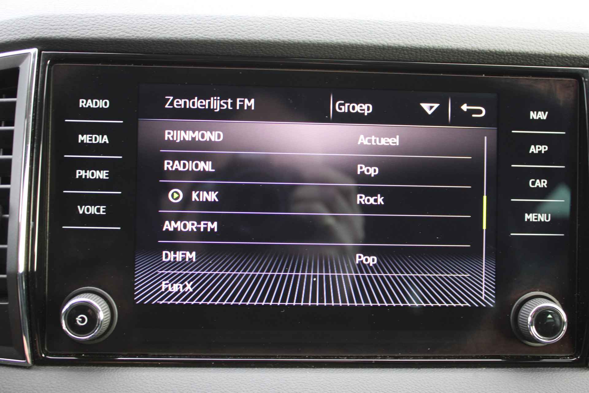 Škoda Karoq 1.5 TSI 150 pk ACT Business Edition Navigatie / Parkeersensoren / Trekhaak wegklapbaar / Clima / LED / Stoelverw. - 17/39