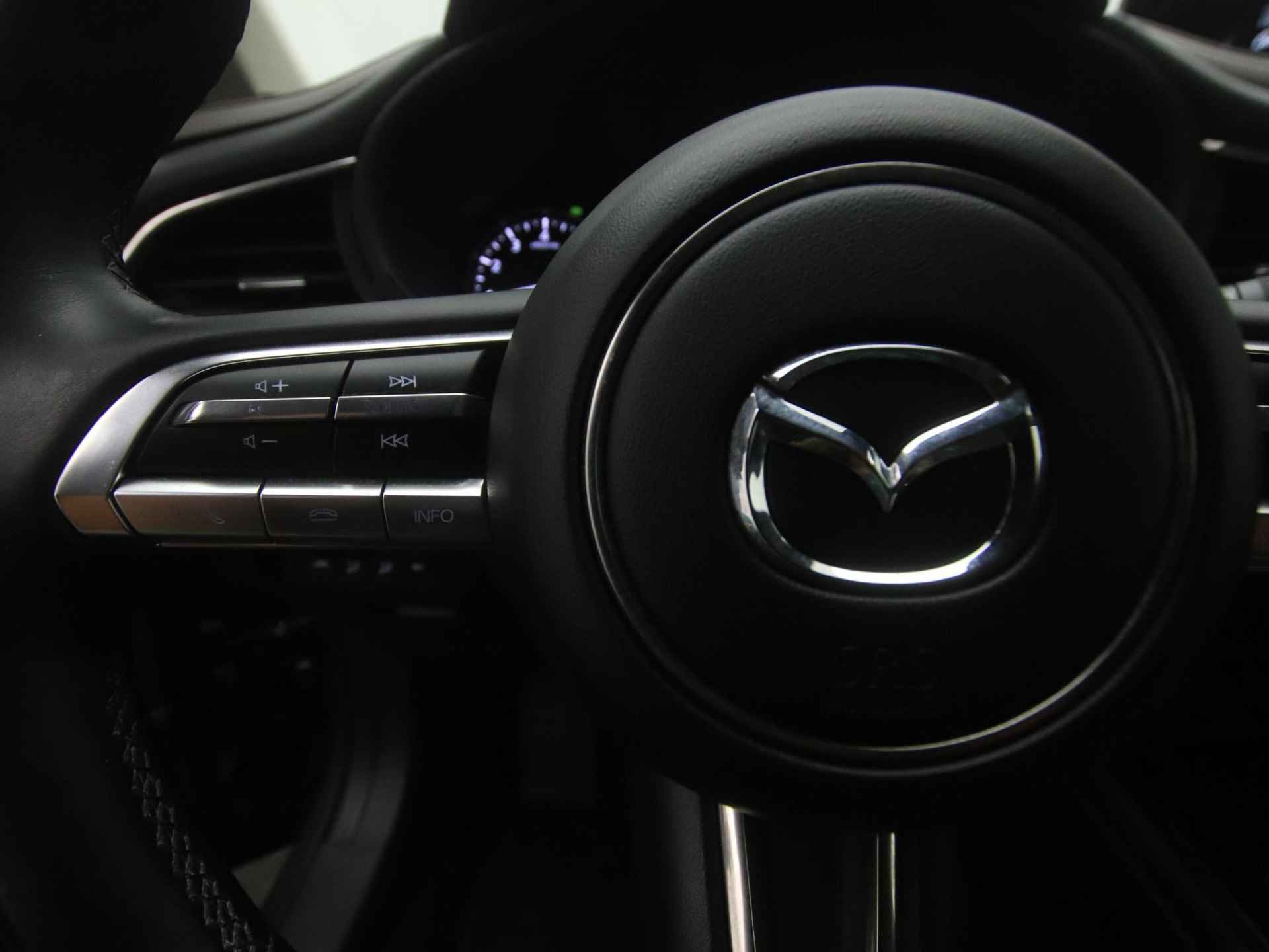 Mazda CX-30 2.0 SkyActiv-X Luxury i-Activesense automaat : dealer onderhouden - 25/47