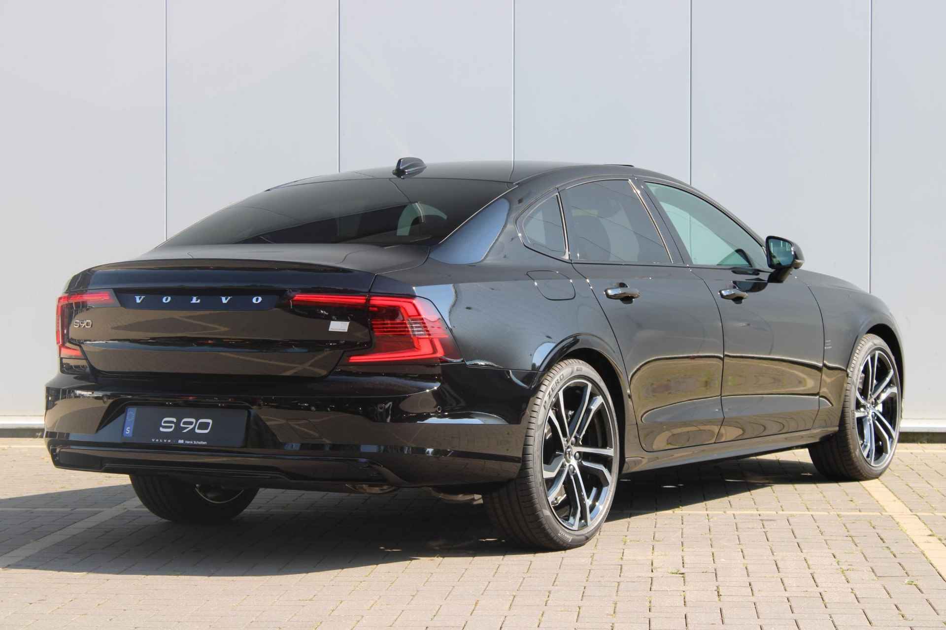 Volvo S90 T8 AWD 455PK Ultimate Dark, ** Showroom Sale!** Luchtvering met FOUR-C, Grafisch Head-Up Display, Elektrisch bedienbare voorstoelen met geheugen, Verwarmbare stoelen + stuurwiel, Adaptieve Cruise Control met Pilot Assist, Park Assist voor + achter, 360º Camera, Keyless Entry, Premium Audio by Harman Kardon, Apple CarPlay/Android Auto, 20'' Lichtmetalen wielen - 3/44