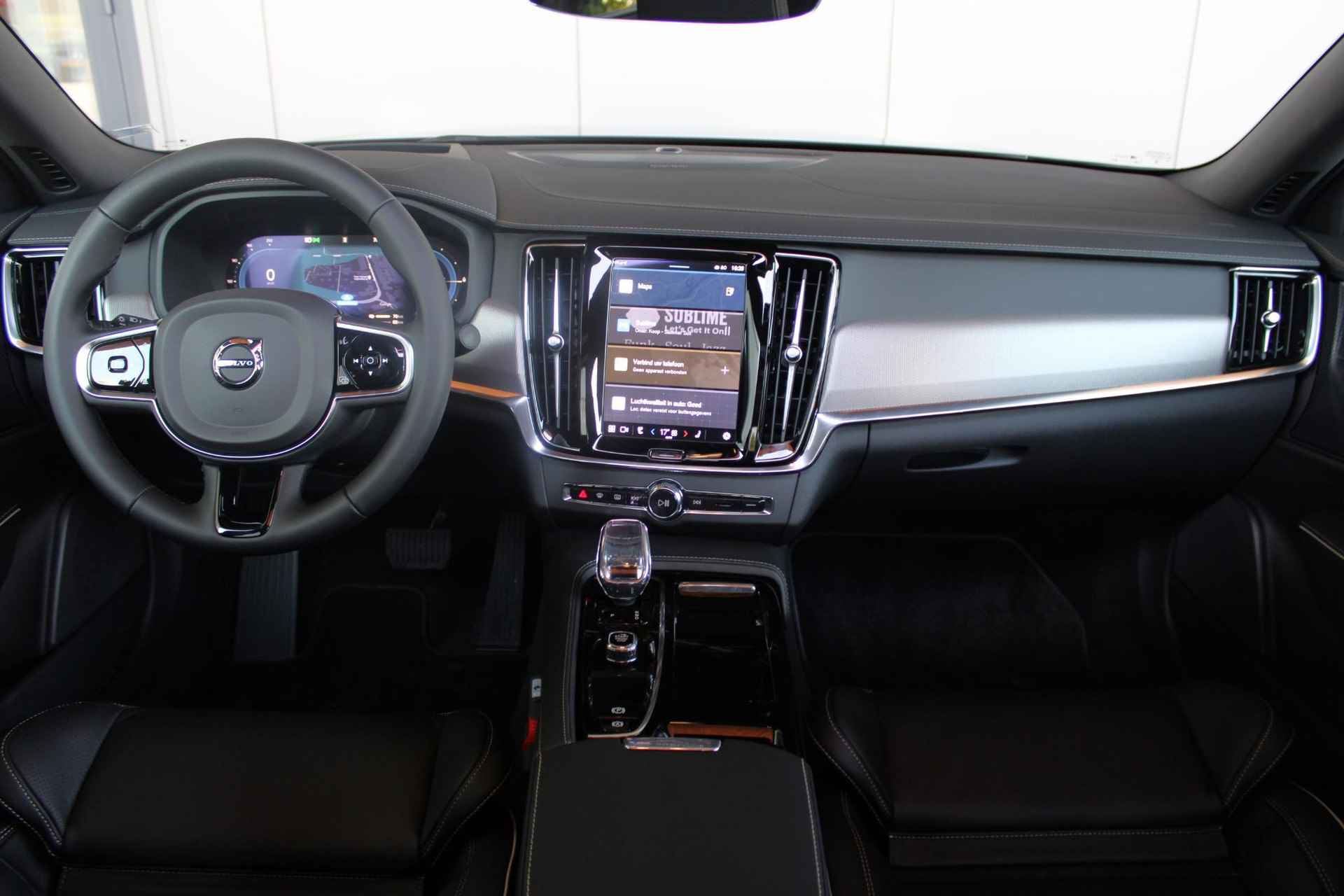 Volvo S90 T8 AWD 455PK Ultimate Dark, ** Showroom Sale!** Luchtvering met FOUR-C, Grafisch Head-Up Display, Elektrisch bedienbare voorstoelen met geheugen, Verwarmbare stoelen + stuurwiel, Adaptieve Cruise Control met Pilot Assist, Park Assist voor + achter, 360º Camera, Keyless Entry, Premium Audio by Harman Kardon, Apple CarPlay/Android Auto, 20'' Lichtmetalen wielen - 4/44