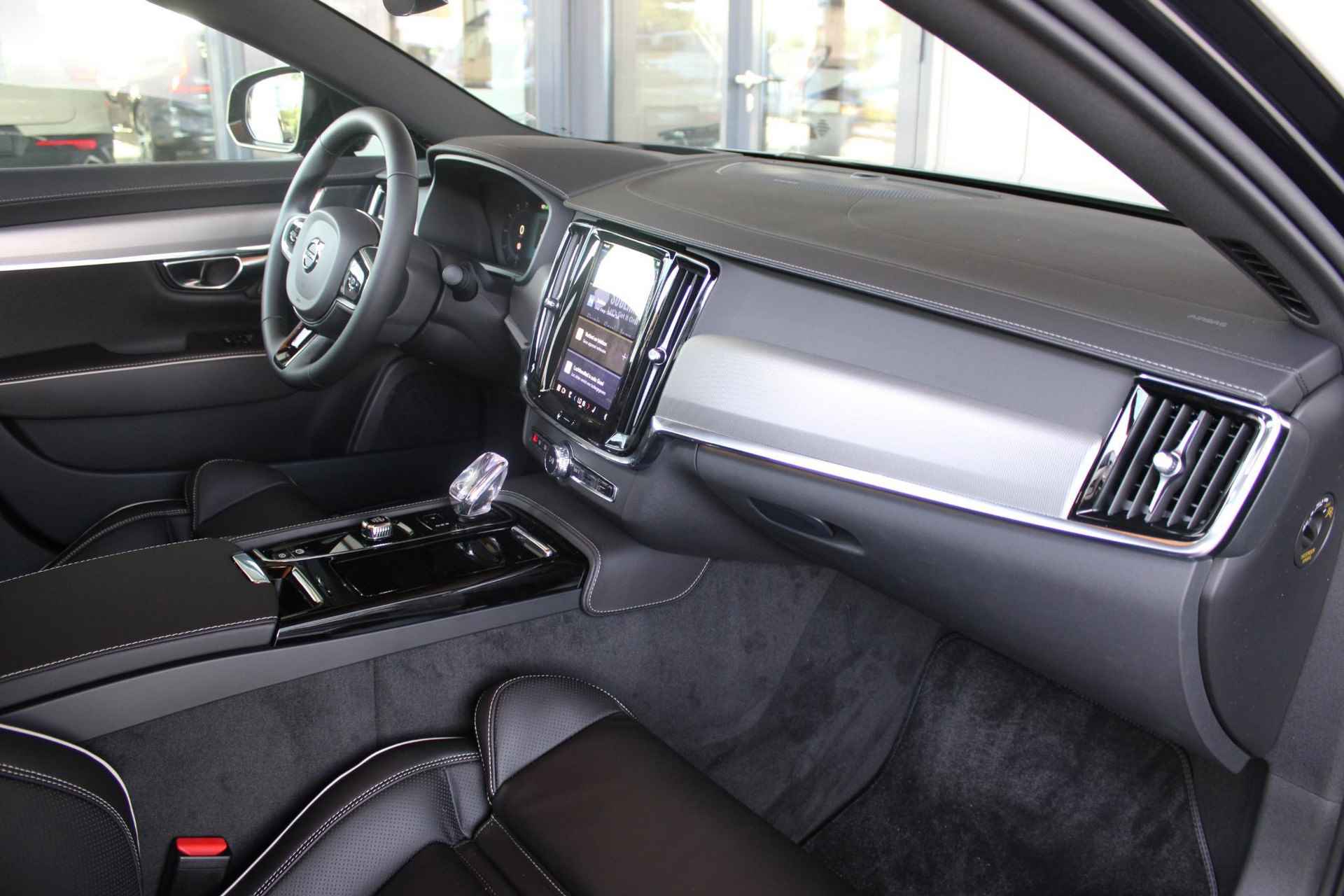 Volvo S90 T8 AWD 455PK Ultimate Dark, ** Showroom Sale!** Luchtvering met FOUR-C, Grafisch Head-Up Display, Elektrisch bedienbare voorstoelen met geheugen, Verwarmbare stoelen + stuurwiel, Adaptieve Cruise Control met Pilot Assist, Park Assist voor + achter, 360º Camera, Keyless Entry, Premium Audio by Harman Kardon, Apple CarPlay/Android Auto, 20'' Lichtmetalen wielen - 5/44