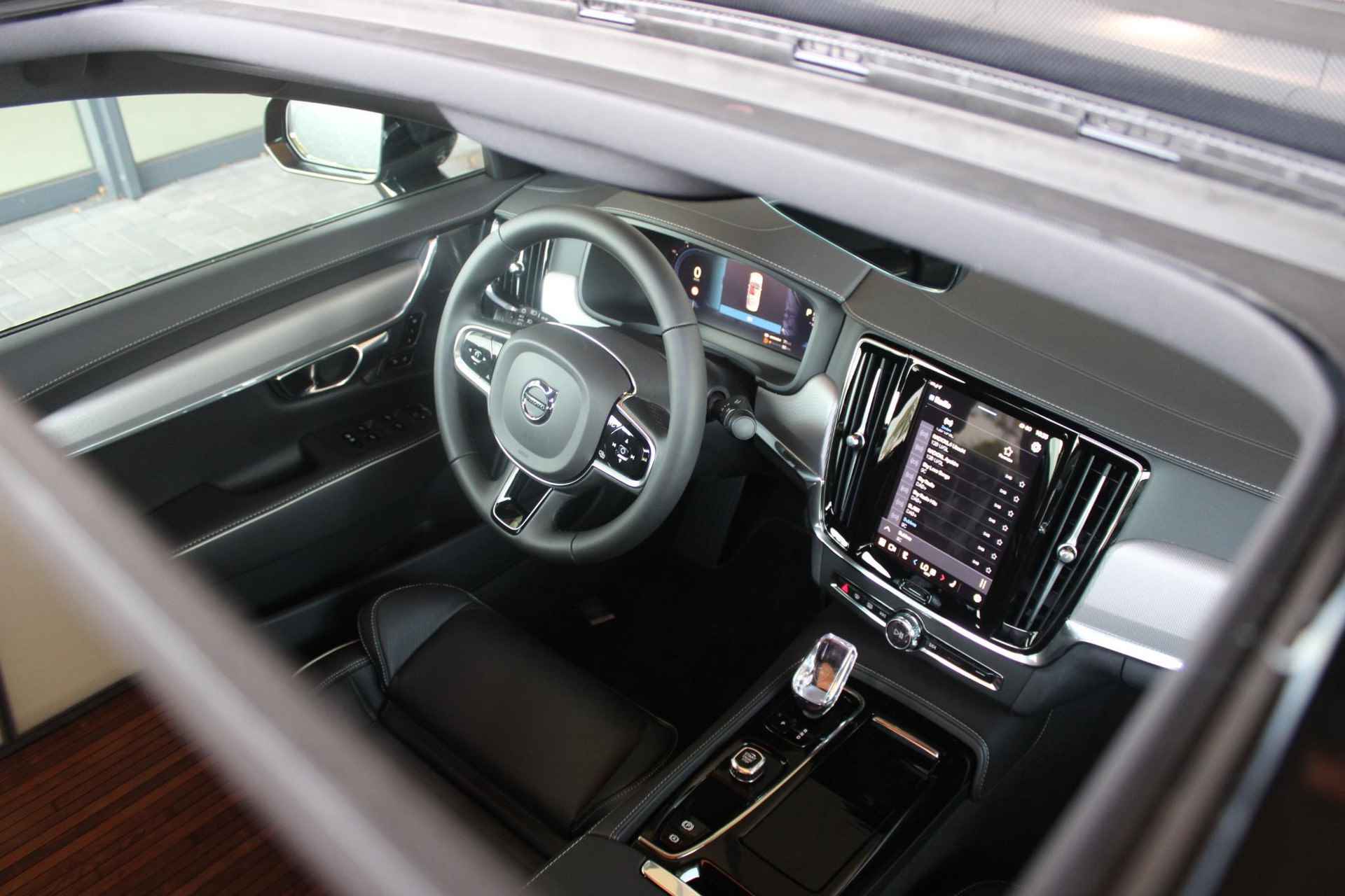 Volvo S90 T8 AWD 455PK Ultimate Dark, ** Showroom Sale!** Luchtvering met FOUR-C, Grafisch Head-Up Display, Elektrisch bedienbare voorstoelen met geheugen, Verwarmbare stoelen + stuurwiel, Adaptieve Cruise Control met Pilot Assist, Park Assist voor + achter, 360º Camera, Keyless Entry, Premium Audio by Harman Kardon, Apple CarPlay/Android Auto, 20'' Lichtmetalen wielen - 11/44