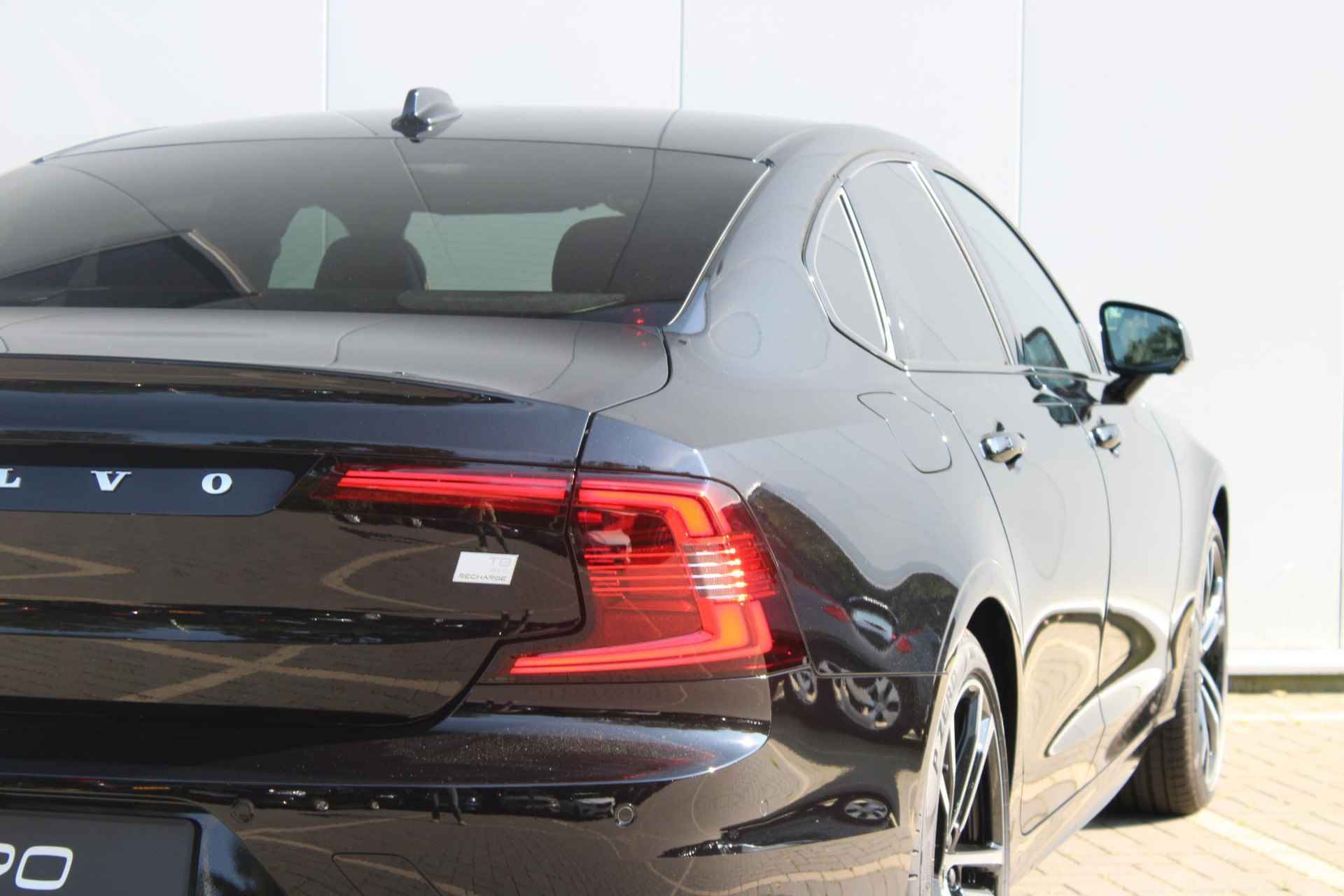 Volvo S90 T8 AWD 455PK Ultimate Dark, ** Showroom Sale!** Luchtvering met FOUR-C, Grafisch Head-Up Display, Elektrisch bedienbare voorstoelen met geheugen, Verwarmbare stoelen + stuurwiel, Adaptieve Cruise Control met Pilot Assist, Park Assist voor + achter, 360º Camera, Keyless Entry, Premium Audio by Harman Kardon, Apple CarPlay/Android Auto, 20'' Lichtmetalen wielen - 20/44