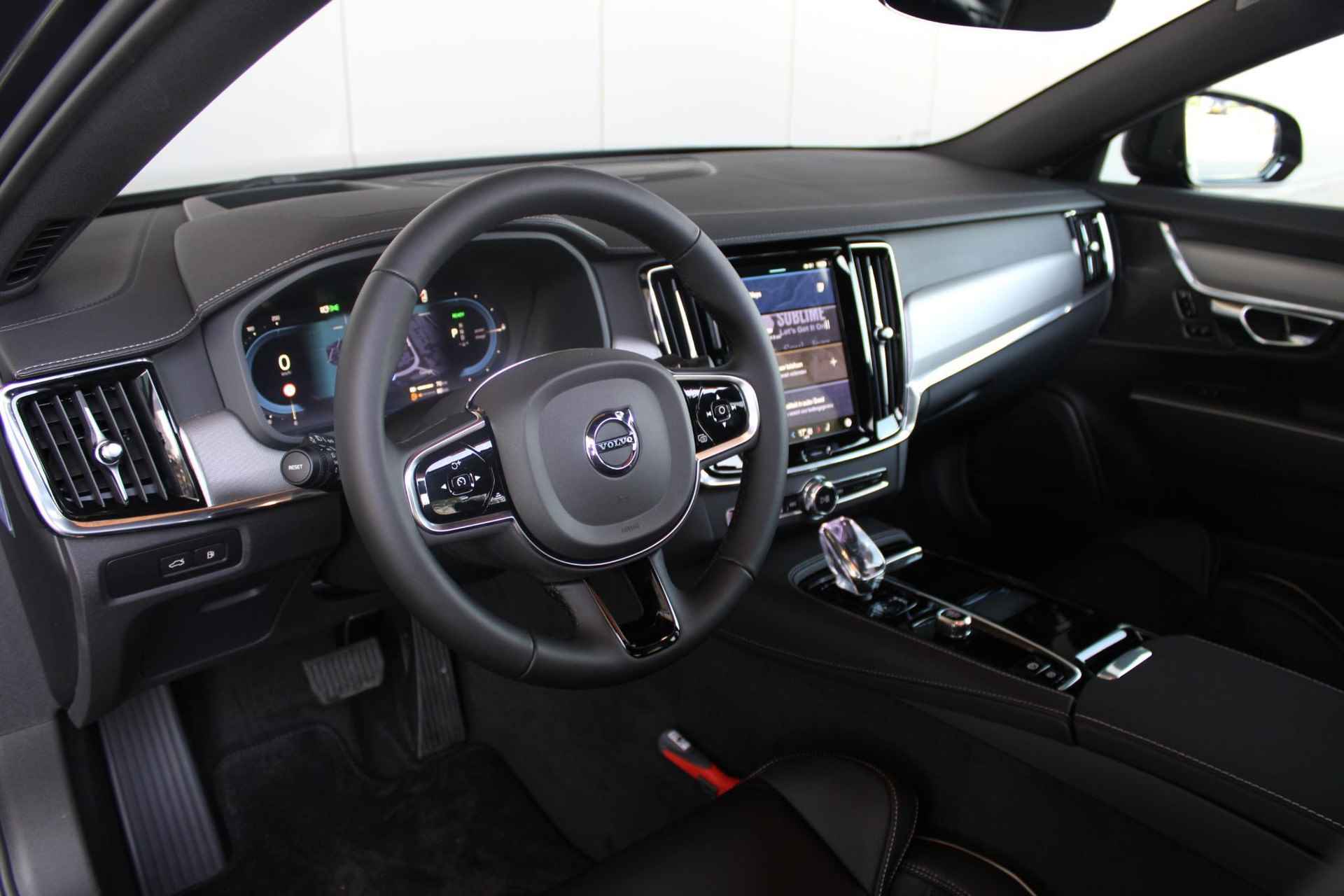 Volvo S90 T8 AWD 455PK Ultimate Dark, ** Showroom Sale!** Luchtvering met FOUR-C, Grafisch Head-Up Display, Elektrisch bedienbare voorstoelen met geheugen, Verwarmbare stoelen + stuurwiel, Adaptieve Cruise Control met Pilot Assist, Park Assist voor + achter, 360º Camera, Keyless Entry, Premium Audio by Harman Kardon, Apple CarPlay/Android Auto, 20'' Lichtmetalen wielen - 26/44