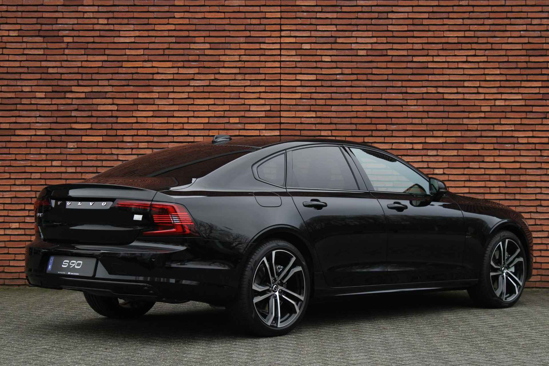 Volvo S90 T8 AWD 455PK Ultimate Dark, ** Showroom Sale!** Luchtvering met FOUR-C, Grafisch Head-Up Display, Elektrisch bedienbare voorstoelen met geheugen, Verwarmbare stoelen + stuurwiel, Adaptieve Cruise Control met Pilot Assist, Park Assist voor + achter, 360º Camera, Keyless Entry, Premium Audio by Harman Kardon, Apple CarPlay/Android Auto, 20'' Lichtmetalen wielen - 3/28