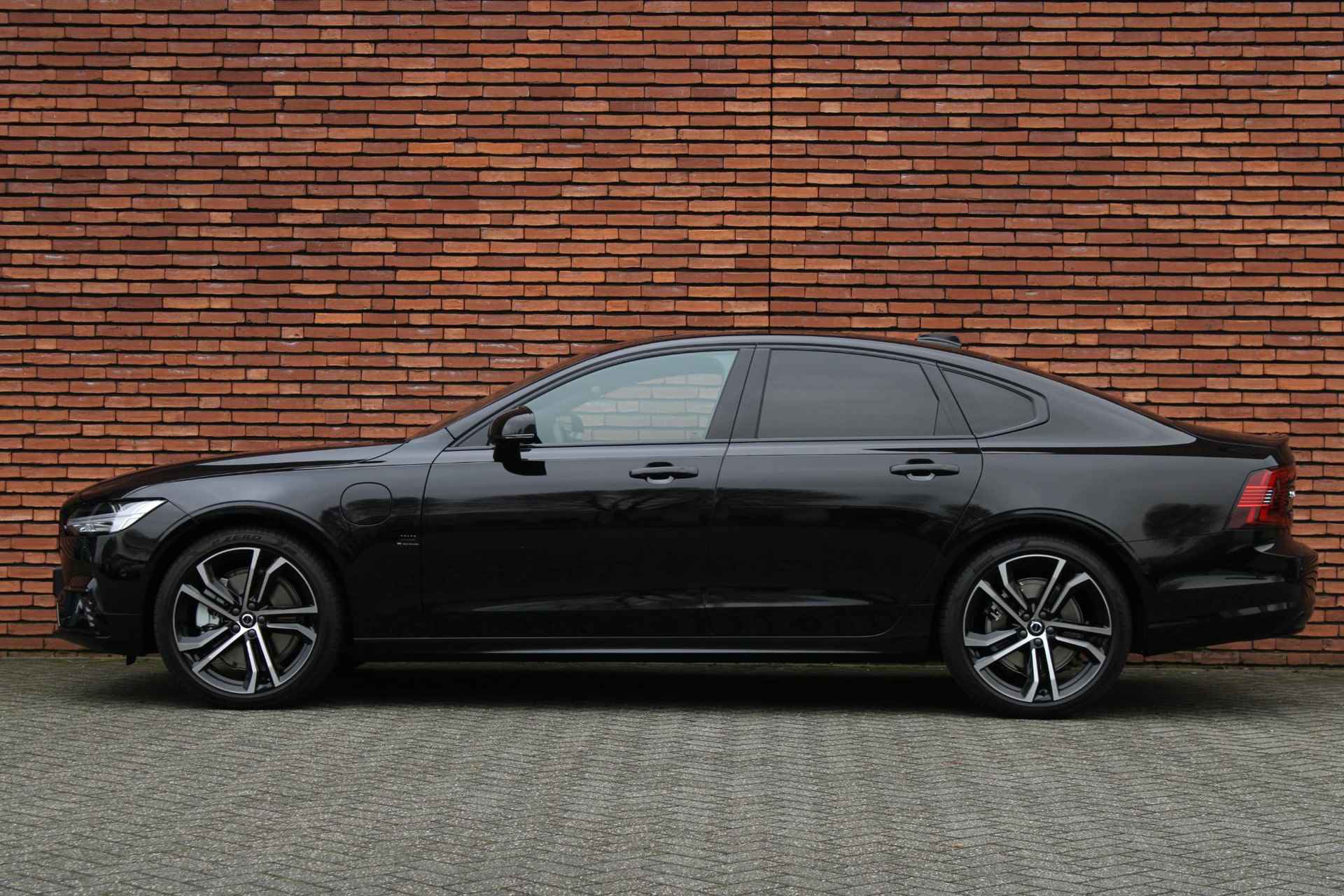 Volvo S90 T8 AWD 455PK Ultimate Dark, ** Showroom Sale!** Luchtvering met FOUR-C, Grafisch Head-Up Display, Elektrisch bedienbare voorstoelen met geheugen, Verwarmbare stoelen + stuurwiel, Adaptieve Cruise Control met Pilot Assist, Park Assist voor + achter, 360º Camera, Keyless Entry, Premium Audio by Harman Kardon, Apple CarPlay/Android Auto, 20'' Lichtmetalen wielen - 9/28