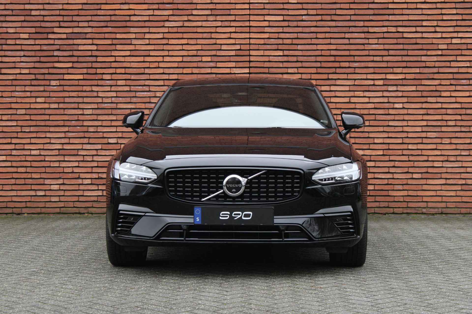 Volvo S90 T8 AWD 455PK Ultimate Dark, ** Showroom Sale!** Luchtvering met FOUR-C, Grafisch Head-Up Display, Elektrisch bedienbare voorstoelen met geheugen, Verwarmbare stoelen + stuurwiel, Adaptieve Cruise Control met Pilot Assist, Park Assist voor + achter, 360º Camera, Keyless Entry, Premium Audio by Harman Kardon, Apple CarPlay/Android Auto, 20'' Lichtmetalen wielen - 23/28